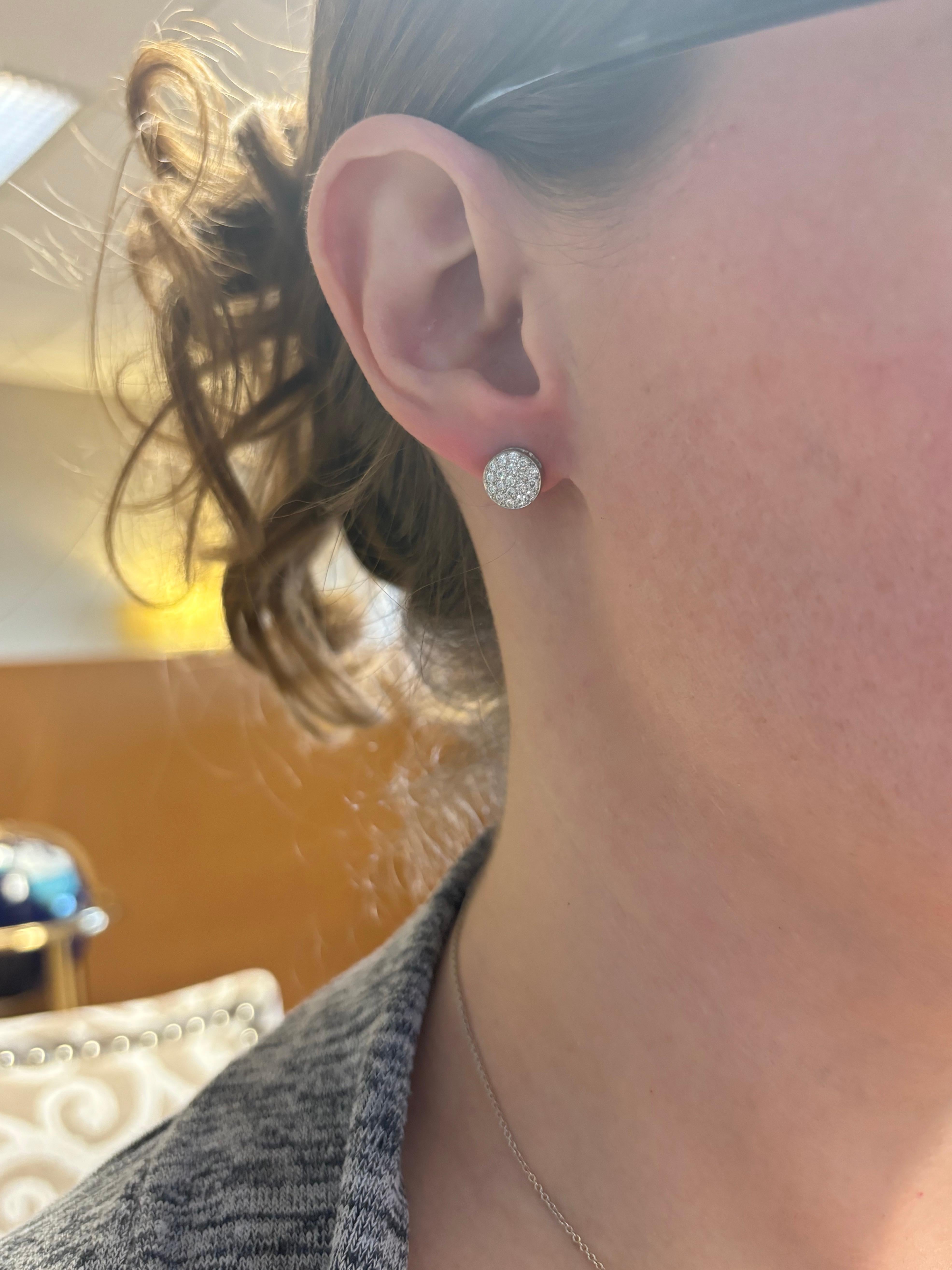 Orecchini di platino con diamanti a grappolo realizzati con .72CTW di diamanti. 

Peso in carati del diamante: .72CTW
Taglio del diamante: Taglio rotondo brillante 
Colore: E. F. A
Chiarezza: VS
Metallo: Platino e oro bianco 14 carati.