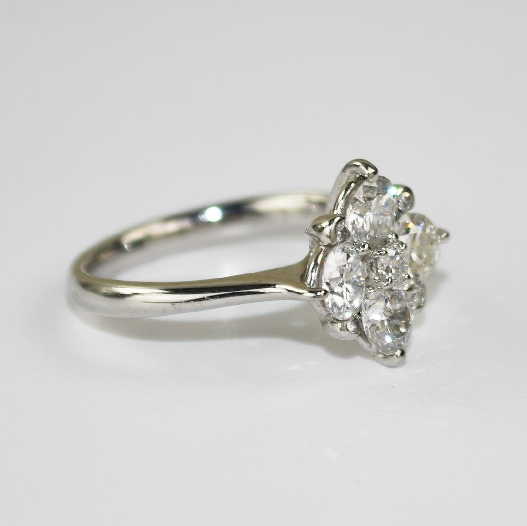 Damen-Cocktailring aus Platin und Diamanten.
Gestempelt Pt900, 1,29 und wiegt 5 Gramm.
Der Ring wird mit einem XRF-Metallanalysator auf 88 % Platin und 10 % Palladium getestet.
Es gibt 4 etwa .30 Karat runde Brillanten, G, H, I Farbbereich, Si bis