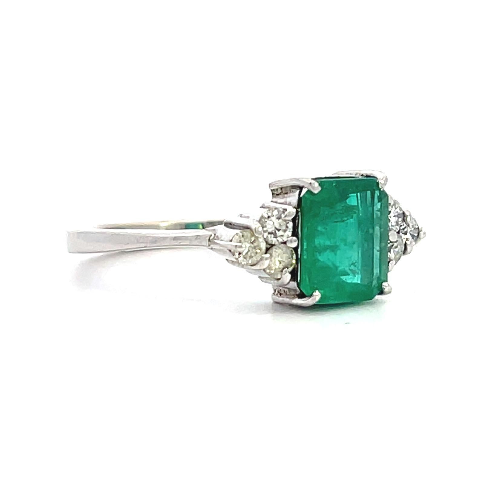 Moderne Platinum Diamond Colombian Emerald Ring en vente