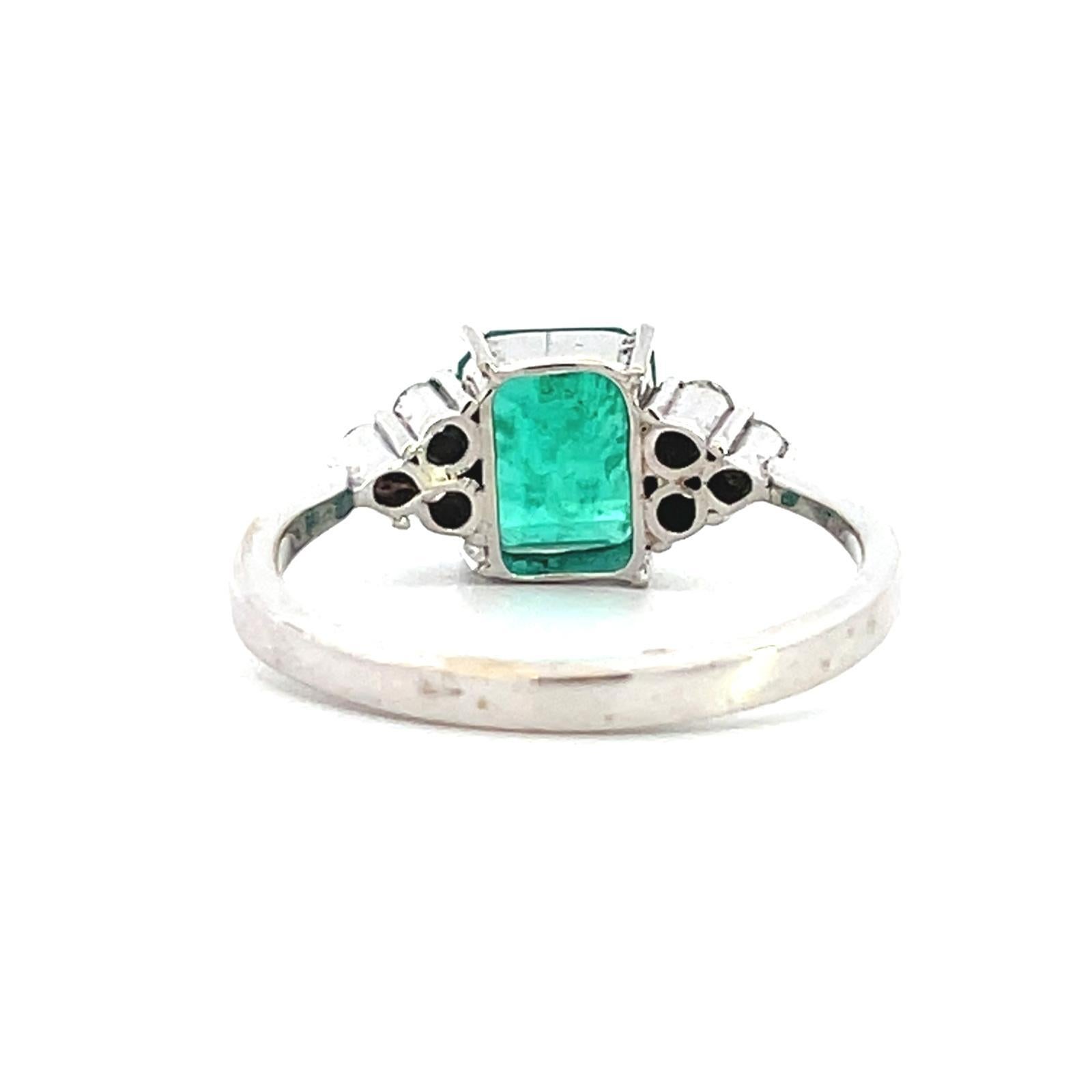 Platinum Diamond Colombian Emerald Ring Excellent état - En vente à Miami, FL