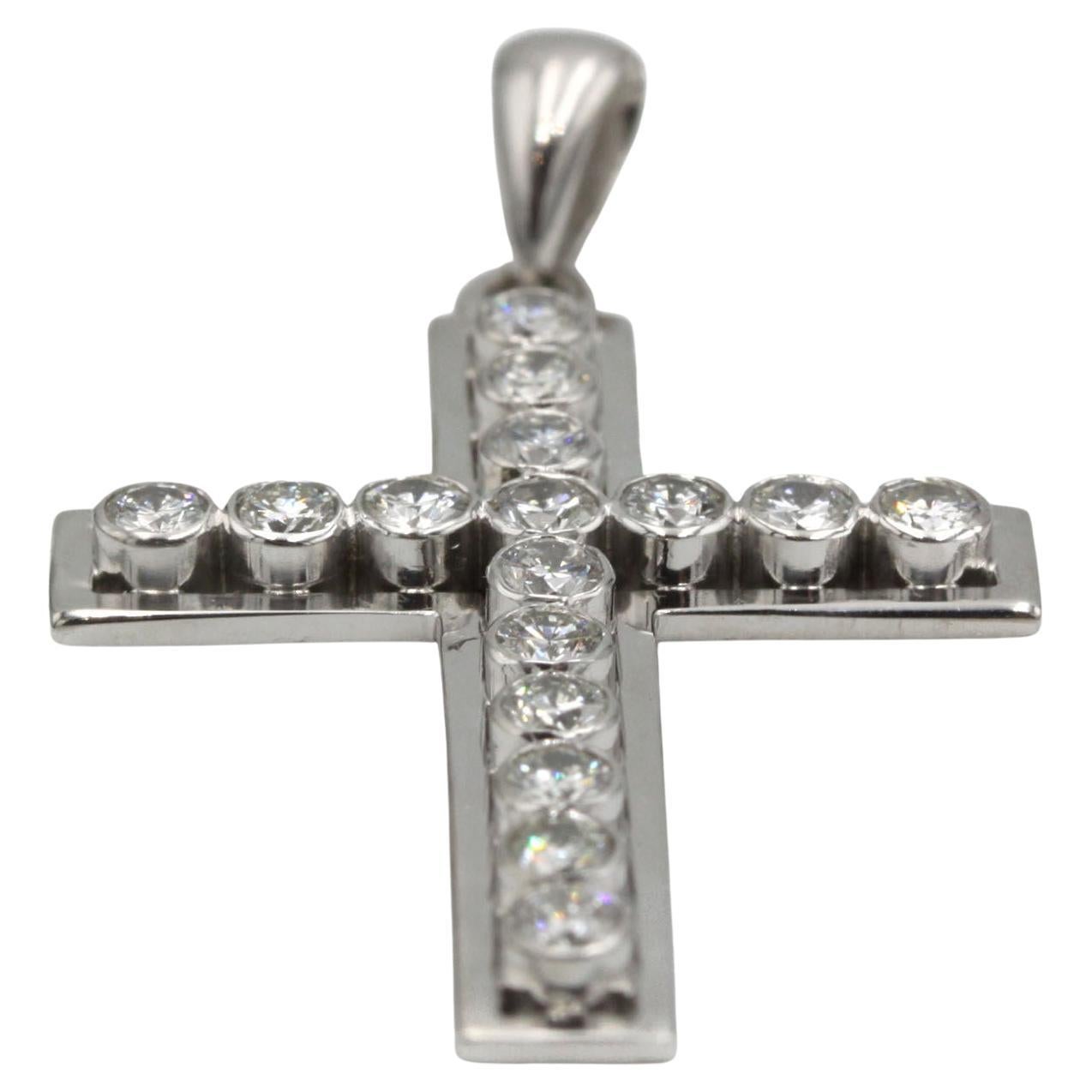 Découvrez l'élégance exquise de ce pendentif croix en diamant en platine, réalisé en platine 950‰ et serti de 16 diamants étincelants d'un total d'environ 0,96 carat. Cette pièce intemporelle allie la pureté du platine à la brillance des diamants,