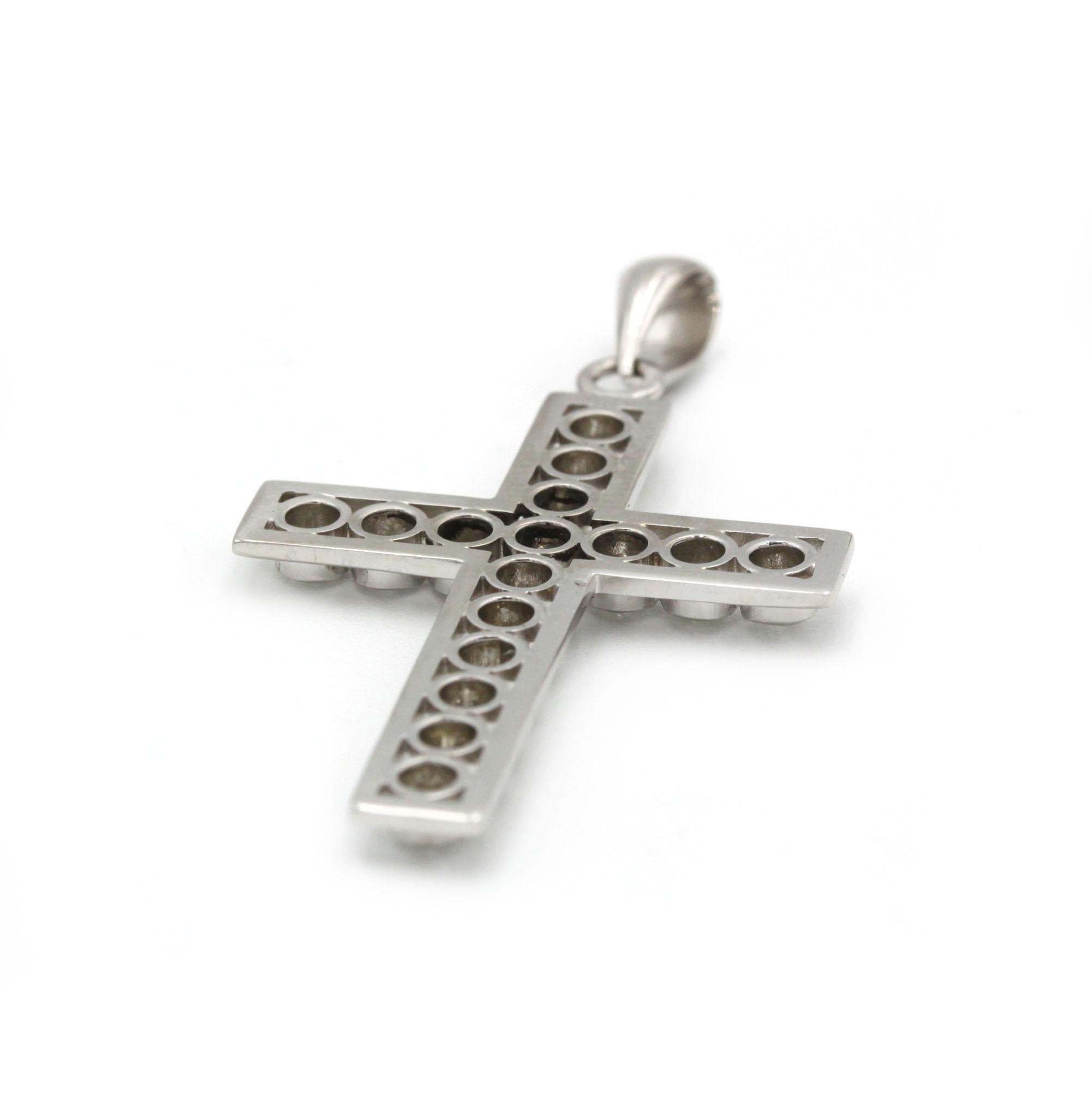Contemporain Pendentif croix en platine et diamant - Elegance et Timeless en vente