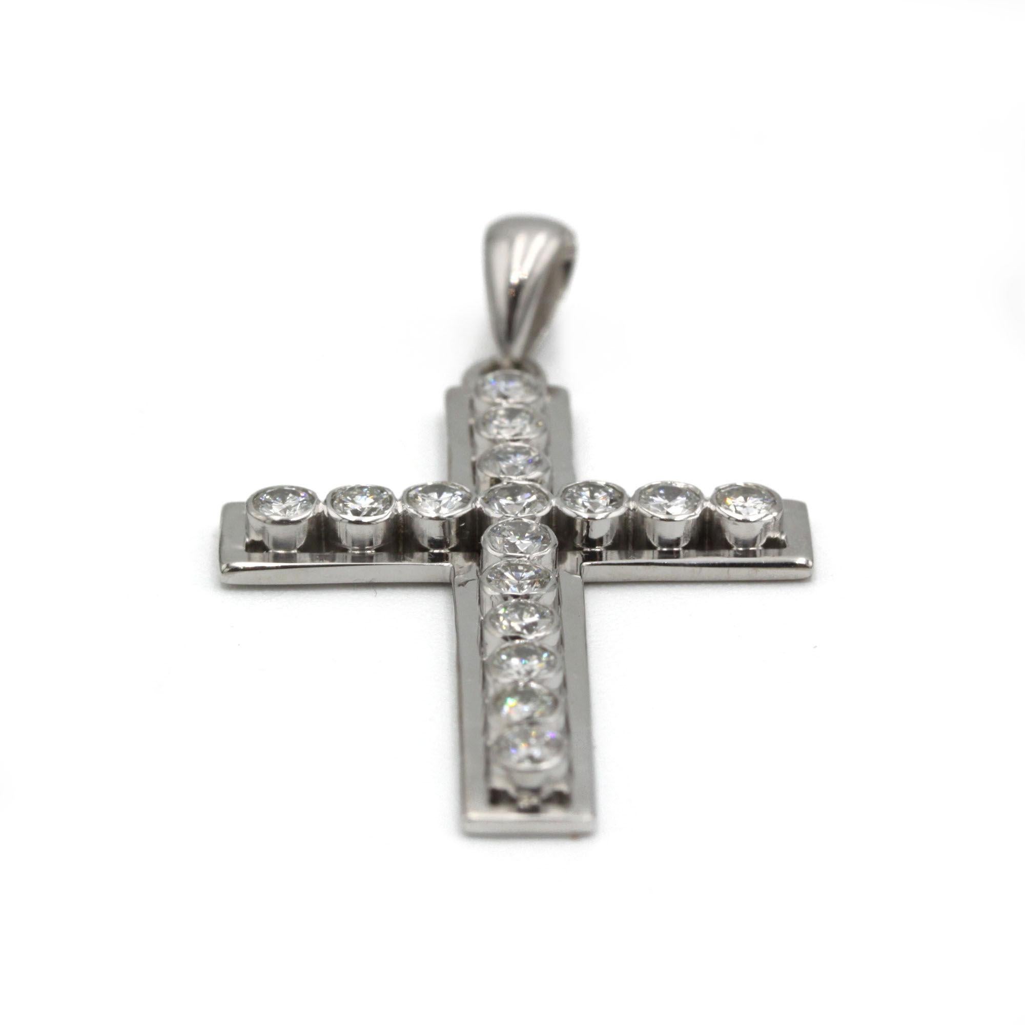 Taille brillant Pendentif croix en platine et diamant - Elegance et Timeless en vente