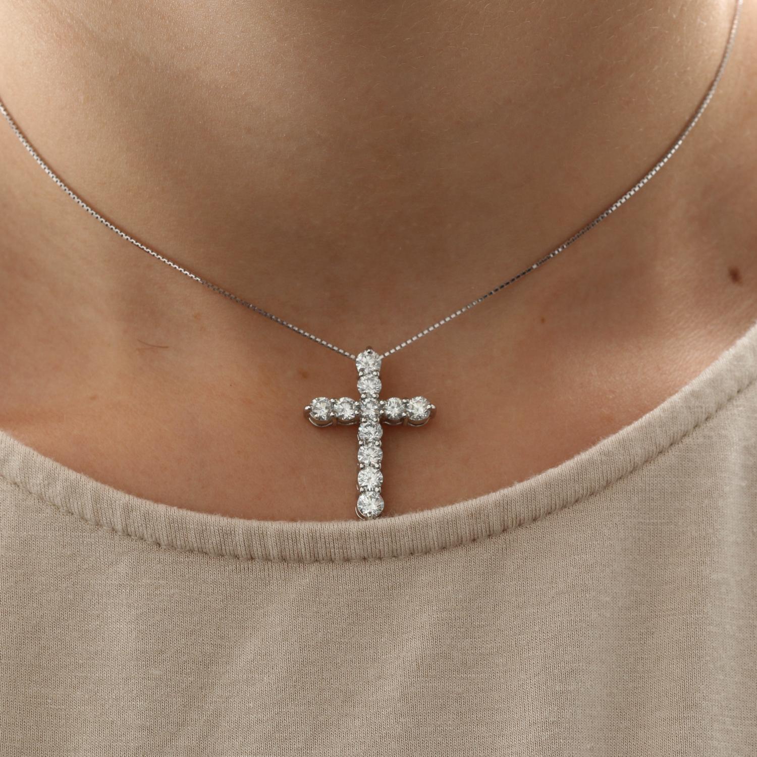 Platinum Diamond Cross Pendant Necklace In Excellent Condition In Dallas, TX