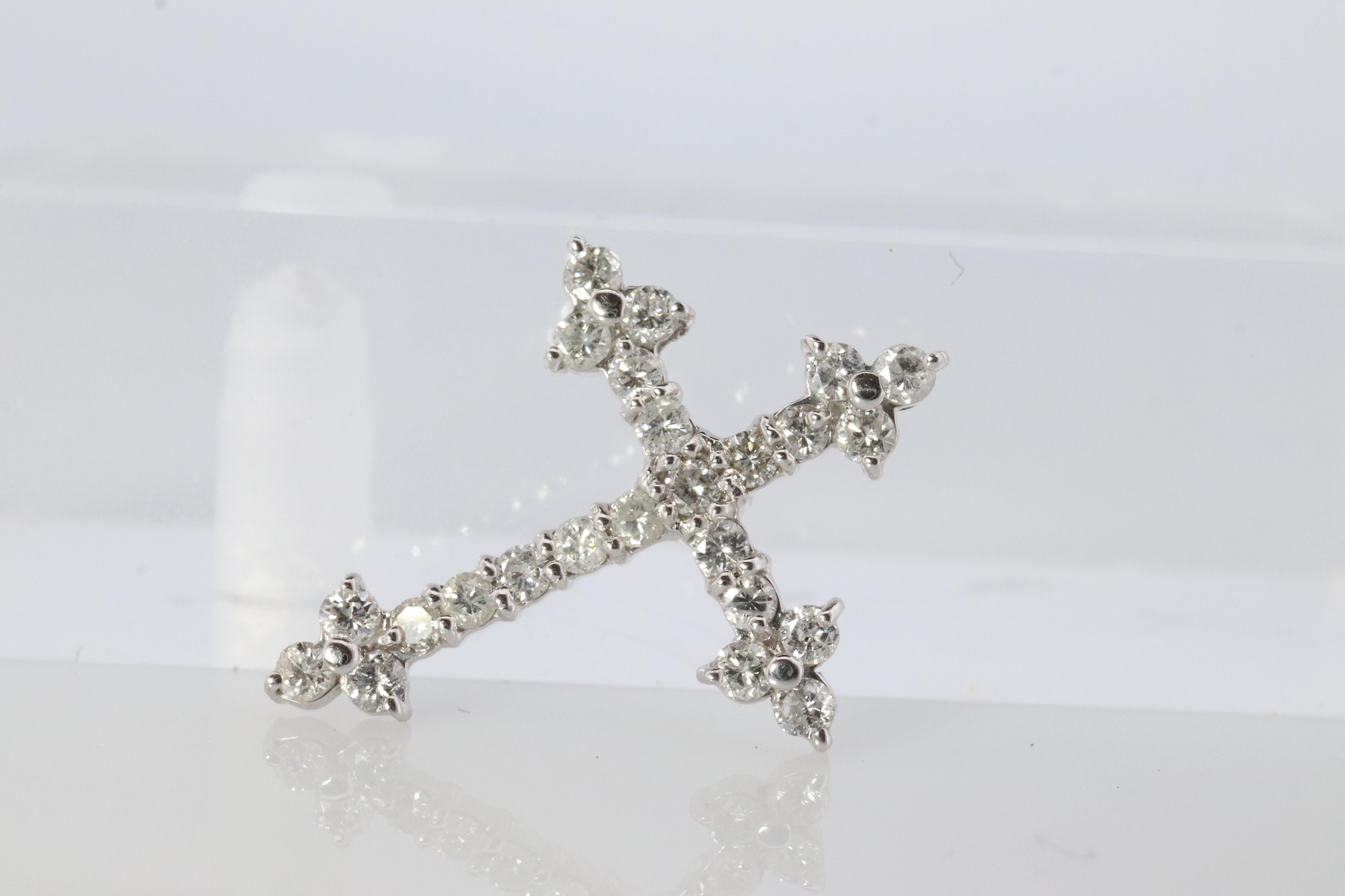 Rara Cruz de Platino.

Crucifijo de diamantes 1/2 ct


Estado: Sin daños ni desgaste visibles.

Detalles:
PT900 Platino
1,5 gramos Total.
Los diamantes son de claridad Si a I
Dimensiones de 17 mm por 22 mm
Fianza de 2,5 mm