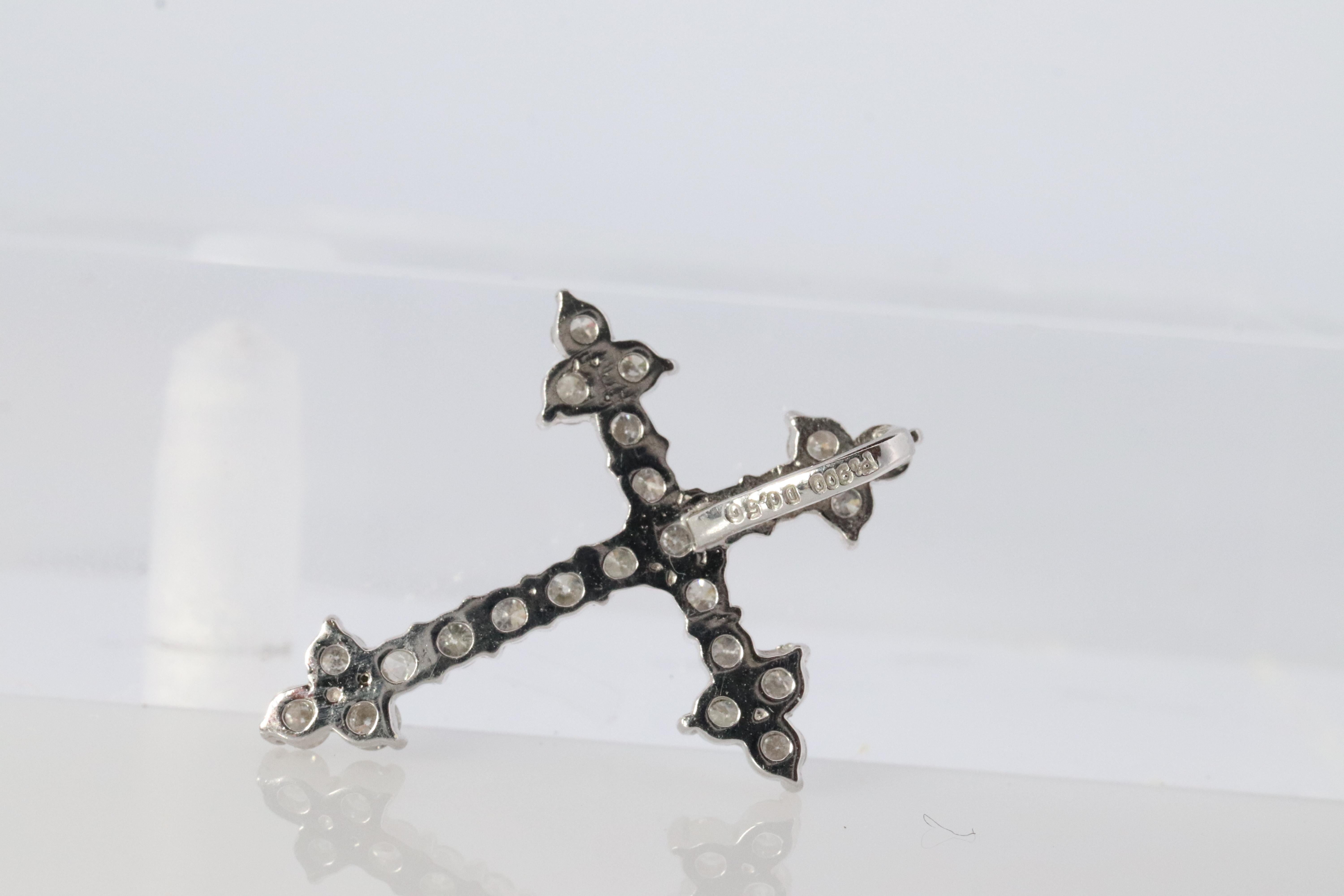 Colgante Cruz de Diamantes en Platino. PT900 Colgante Crucifijo de Diamantes de 0,5 ct. Moderno