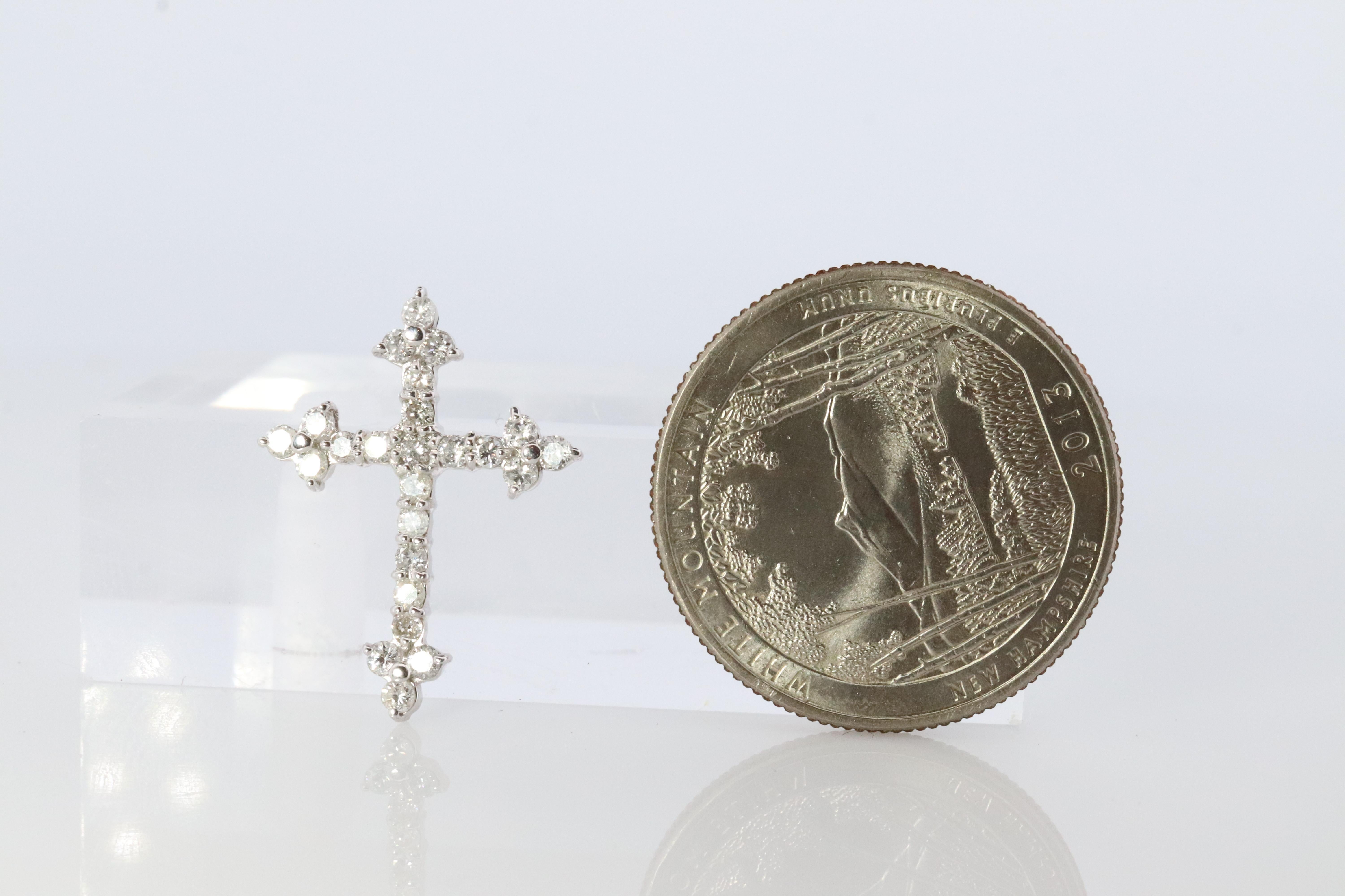 Colgante Cruz de Diamantes en Platino. PT900 Colgante Crucifijo de Diamantes de 0,5 ct. Corte redondo