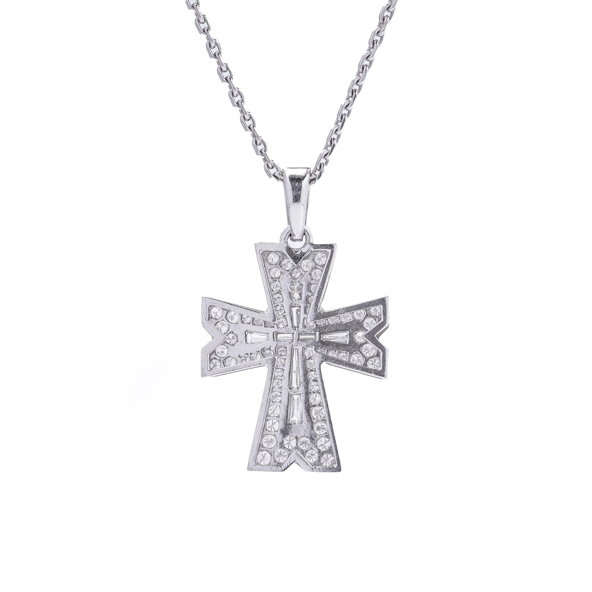 Platinum diamond cross pendant with 18kt gold chain In Excellent Condition For Sale In Braintree, GB