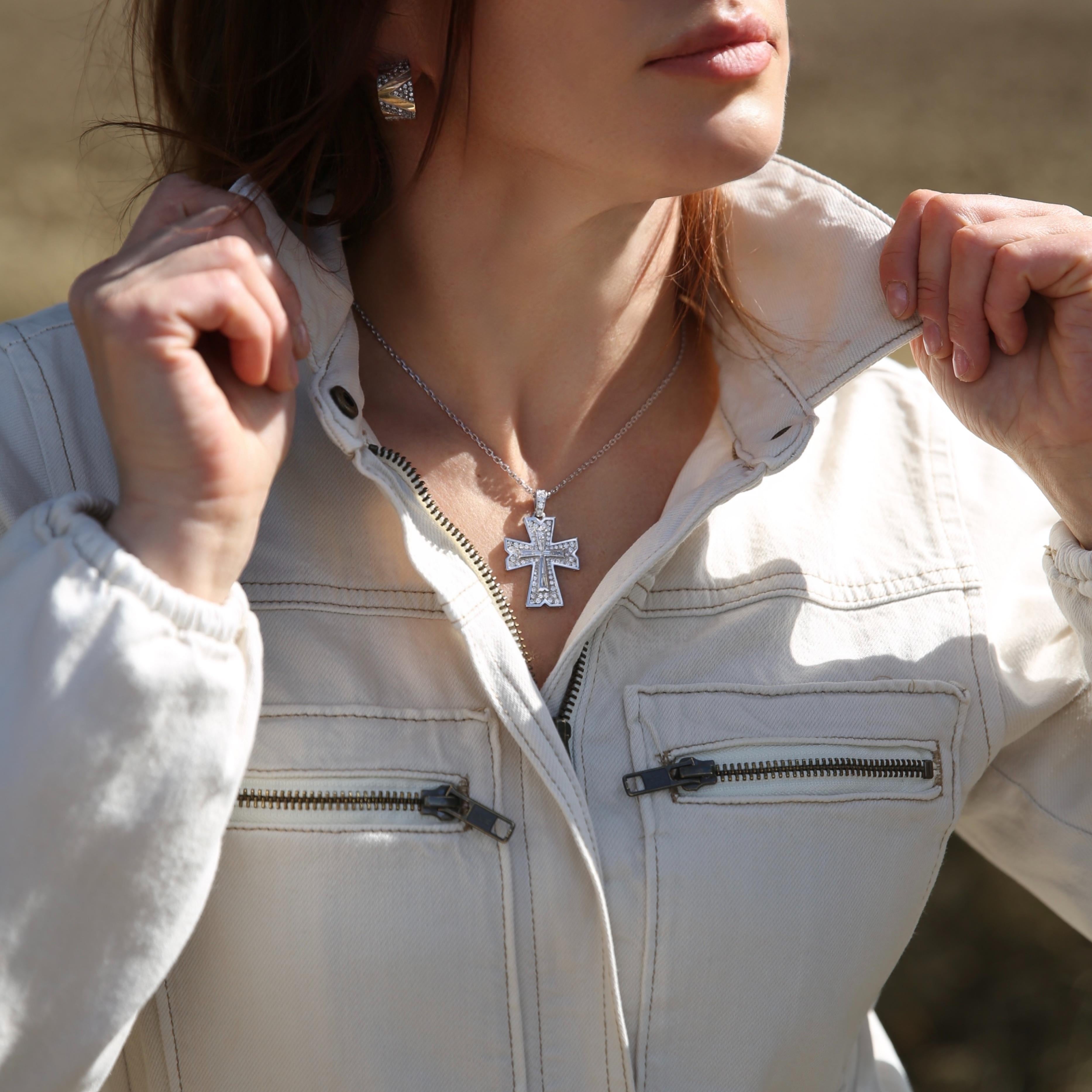 Diamant-Kreuzanhänger aus Platin mit 18-karätiger Goldkette im Angebot 3