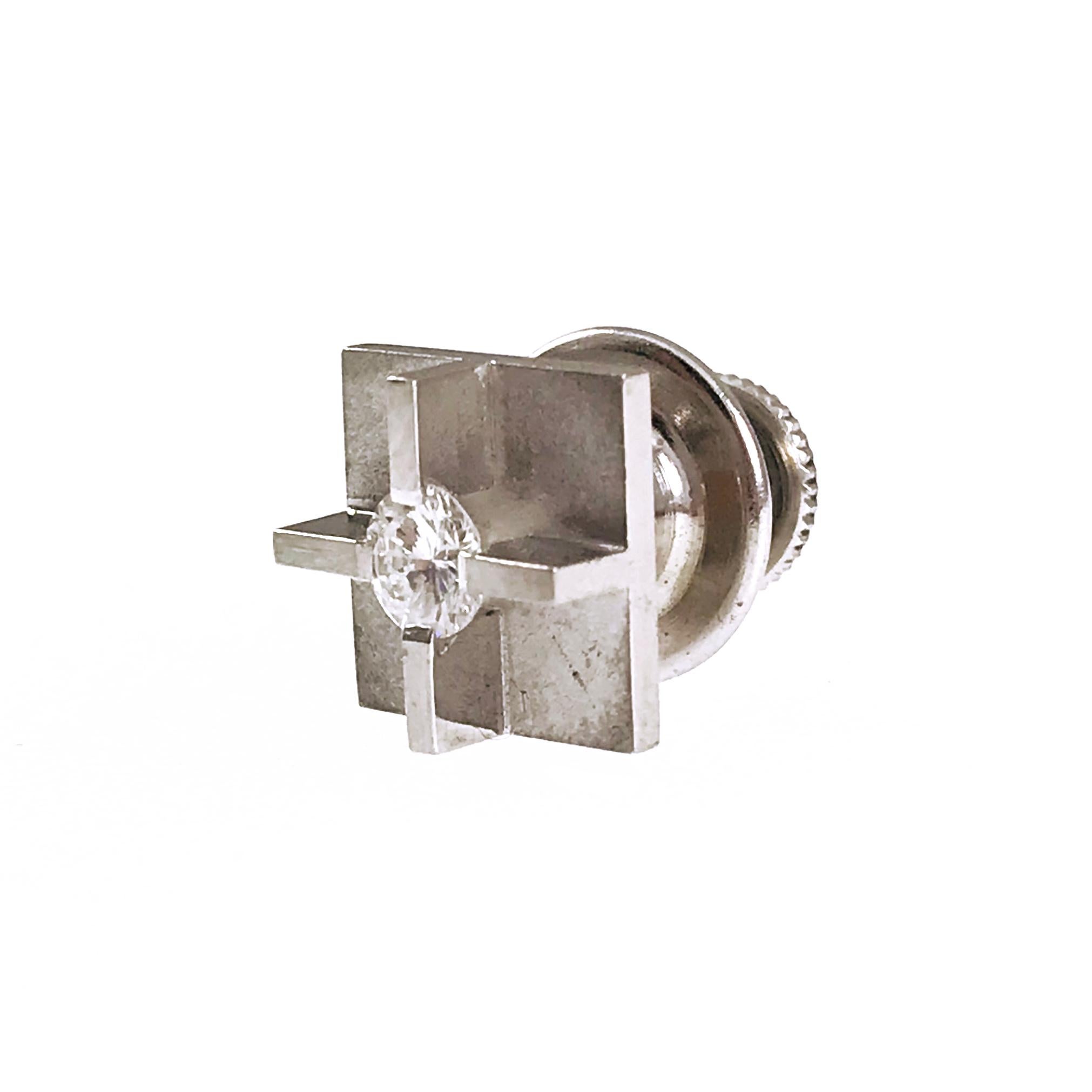 This sophisticated platinum diamond cross tie tack and clutch exudes timeless elegance with its minimalist yet refined design. At its center, a dazzling 4.0mm round diamond serves as the focal point, boasting exceptional quality with a VS1 clarity
