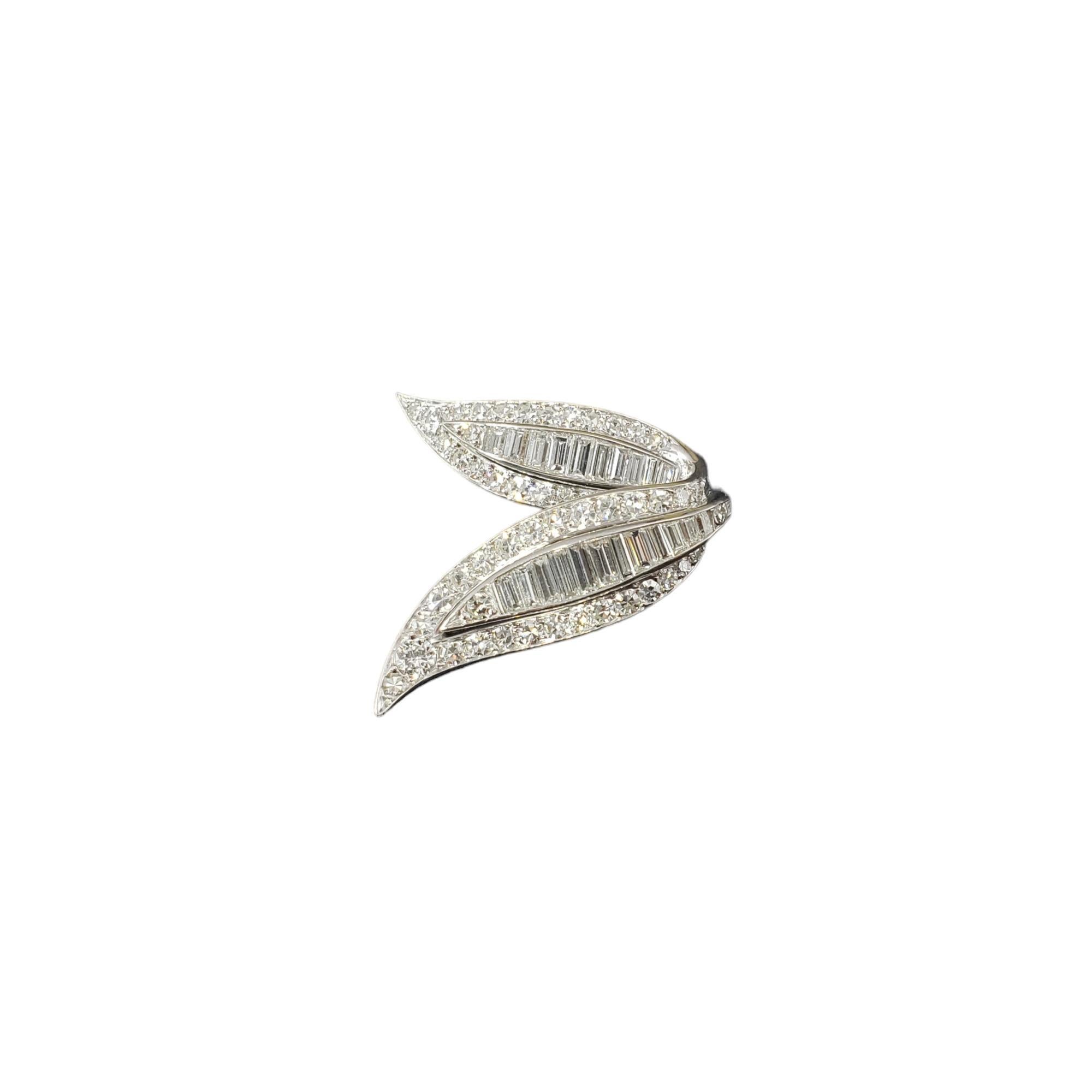 Platin-Diamant-Schiebe-Anhänger-

Dieser spektakuläre Anhänger ist mit 73 Diamanten im Rund- und Baguetteschliff in klassischem Platin gefasst.

Ungefähres Gesamtgewicht der Diamanten: 2.0 ct.

Farbe des Diamanten: H-J

Reinheit des Diamanten: