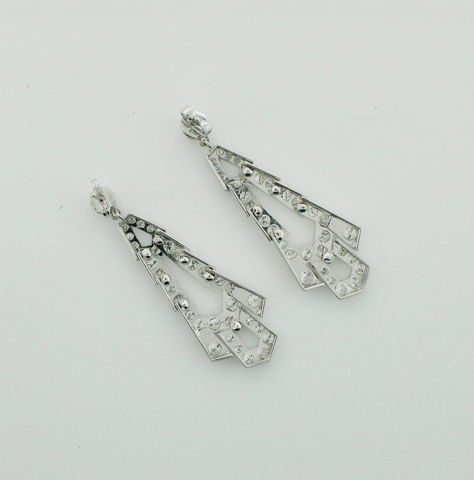 Platinum Diamond Dangling Earrings, circa 1940s In Excellent Condition For Sale In Wailea, HI