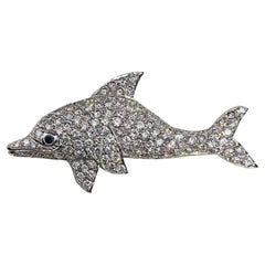 Spilla a forma di delfino in platino e diamanti con occhio di smeraldo