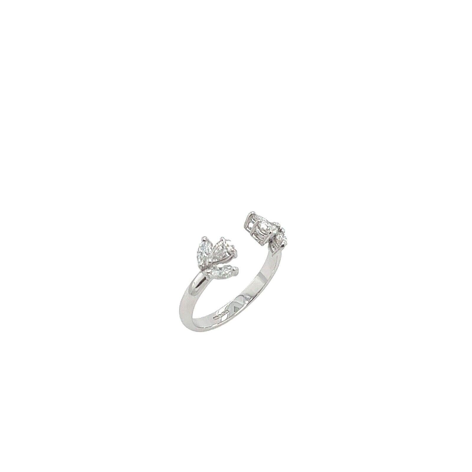 Diese wunderschöne Diamant-Kleid Ring mit 2 Birne Form & 4 Marquise Form Diamanten in Platin, mit einem Gesamtgewicht von Diamanten von 0,60ct.

Zusätzliche Informationen:
Gesamtgewicht der Diamanten: 0,60ct
Farbe des Diamanten: G
Diamant Reinheit: