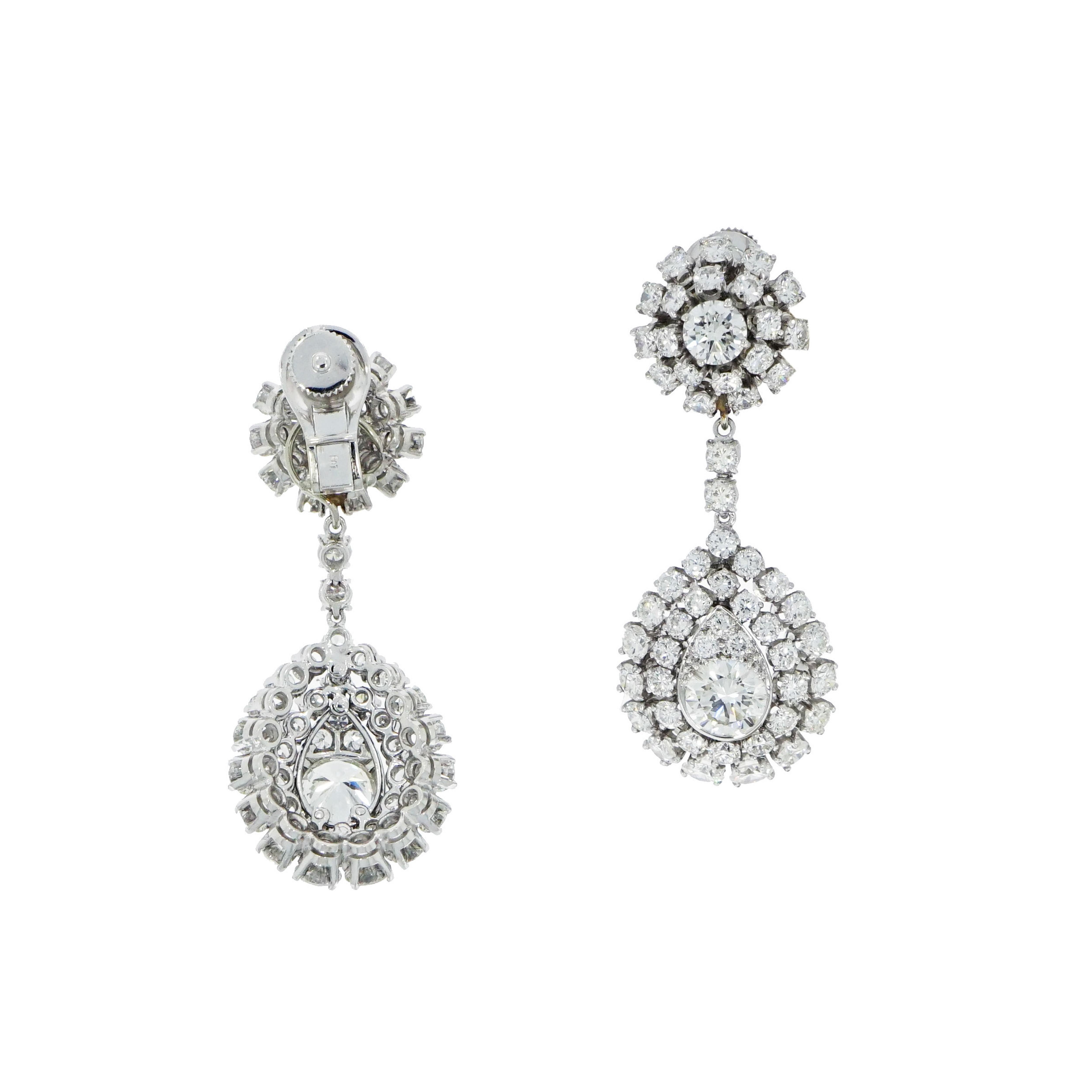 A piece that is unique but also highly wearable. 
These statement earrings that rely on their “beauty” to make an impact.
Starting from the design... being the result of the goldsmith's extraordinary ability to carefully selected diamonds and create