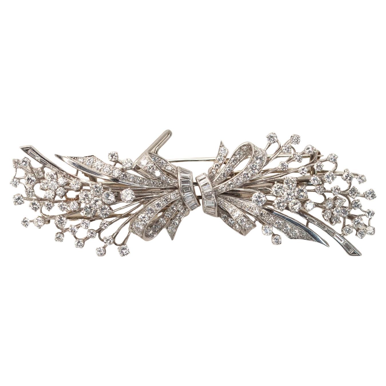 1950er Jahre Platin Diamant Duette Pin-Brosche mit 152 runden Brillanten und 24 Baguette-Diamanten ca. 7,06 Karat in G-H Farbe VS Klarheit gesetzt

Ungefähres Gewicht: 42,5 Gramm
152 runde Diamanten - 6,00 Karat
24 Baguette-Diamanten - 1,06