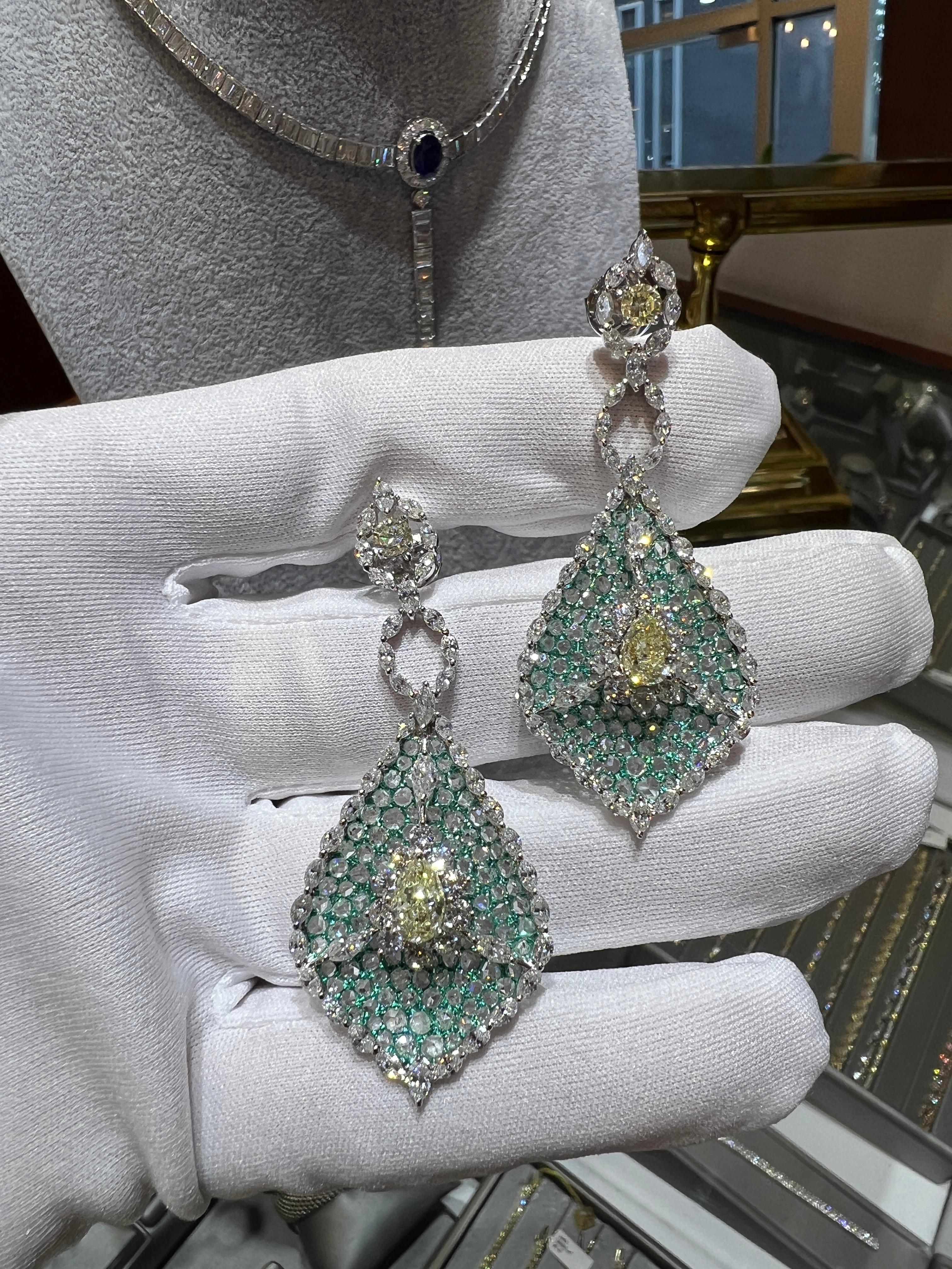 Magnifique pendentif diamant jaune fantaisie Boucles d'oreilles chandelier Rosaces et émaux

Boucle d'oreille en platine (PT950 Hallmark), un style inédit qui met en valeur les diamants jaunes en utilisant une nuance d'émail bleu Tiffany pour