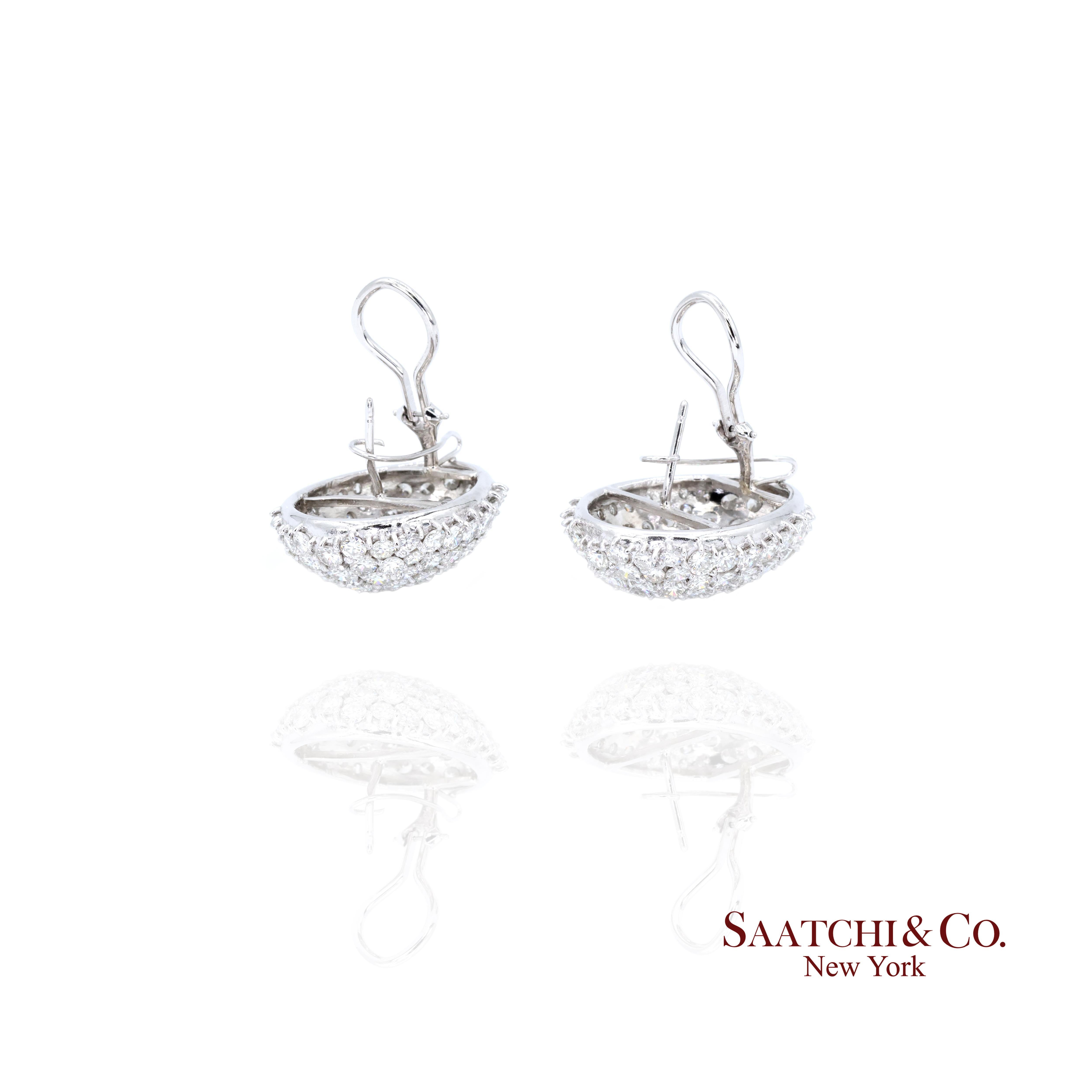 Boucles d'oreilles avec dos en oméga et diamant
1:
Type de métal : Platine
Poids total de l'article : 26,6 grammes
Longueur : 29.0 cm
Largeur : 23.0 cm
Hauteur : 17.0 cm
2 :
Pierre principale : Diamant
Poids en carats : 15.0 ct.
Grade de clarté du
