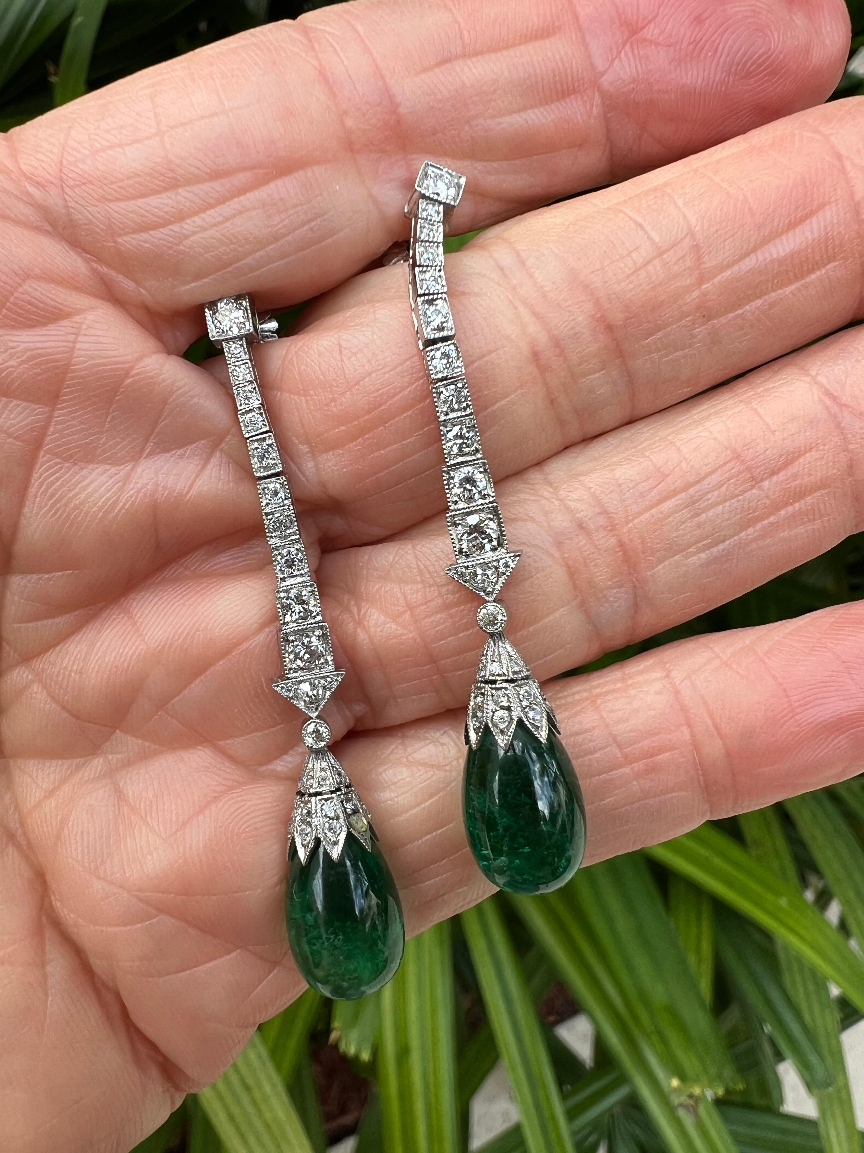 Taille ronde Platinum Diamond Emerald Bead Drop Earrings en vente
