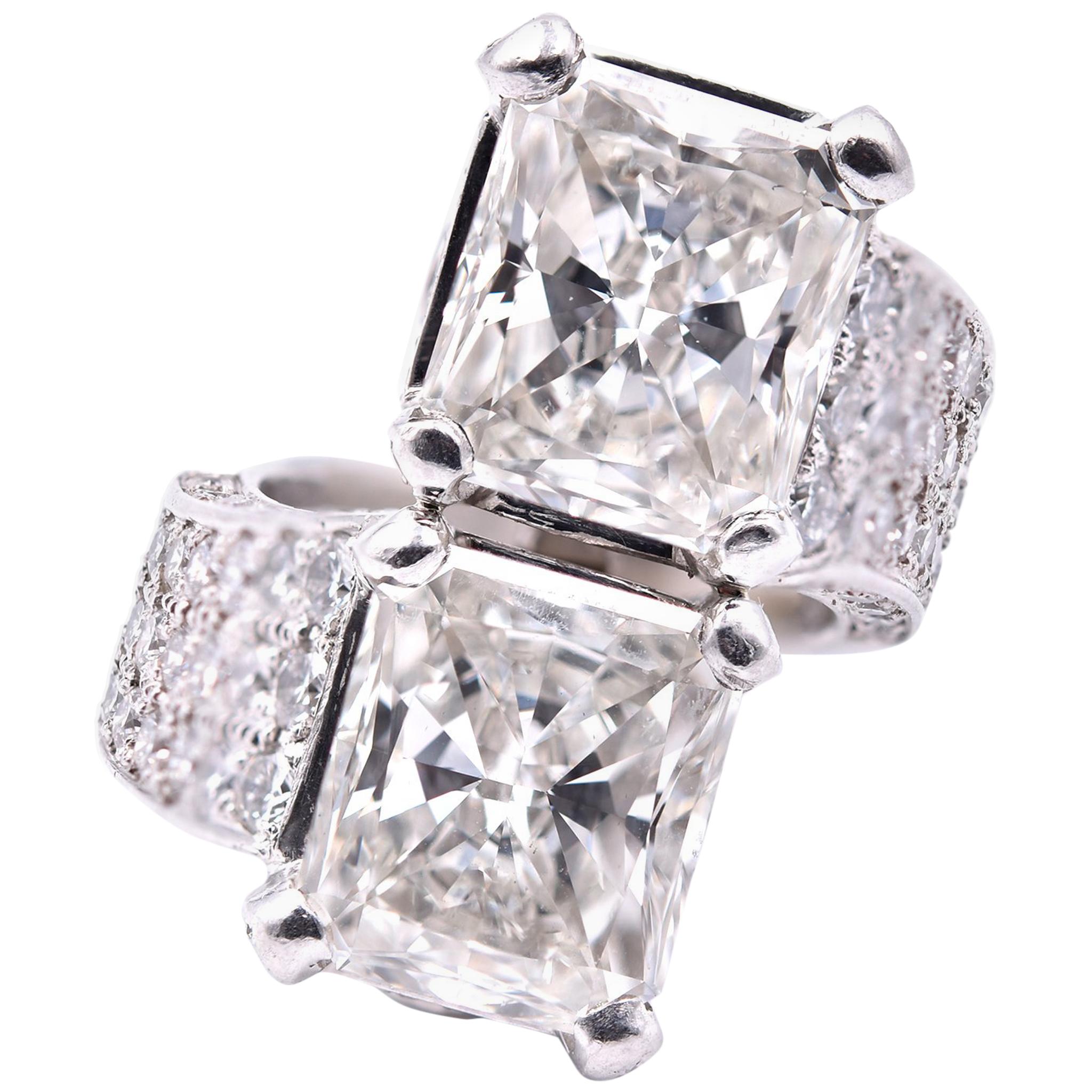 Anello in platino con diamante taglio smeraldo e doppia pietra centrale in vendita