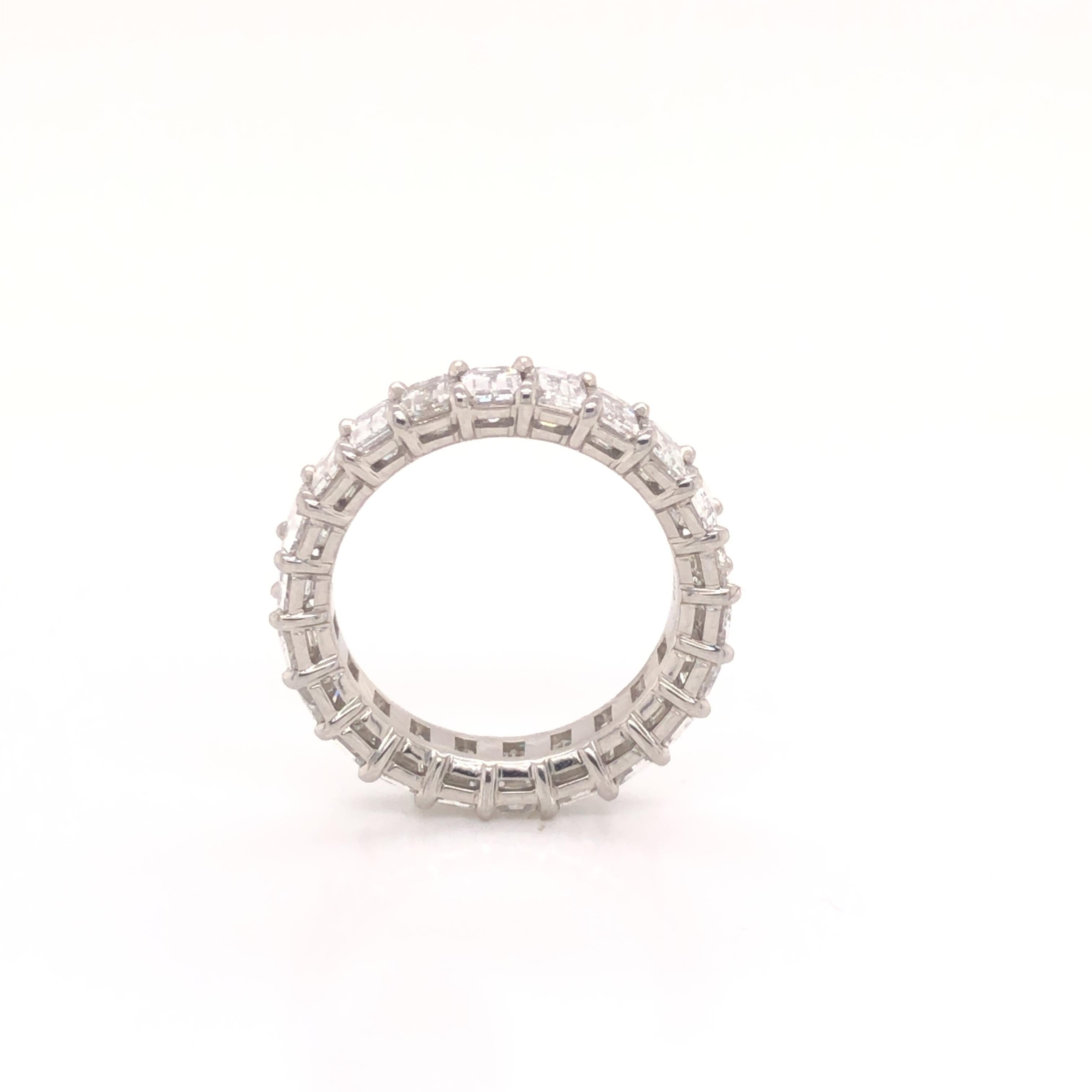 Platin-Diamant-Smaragdschliff-Eternity-Ring 5,40 Karat (Moderne) im Angebot