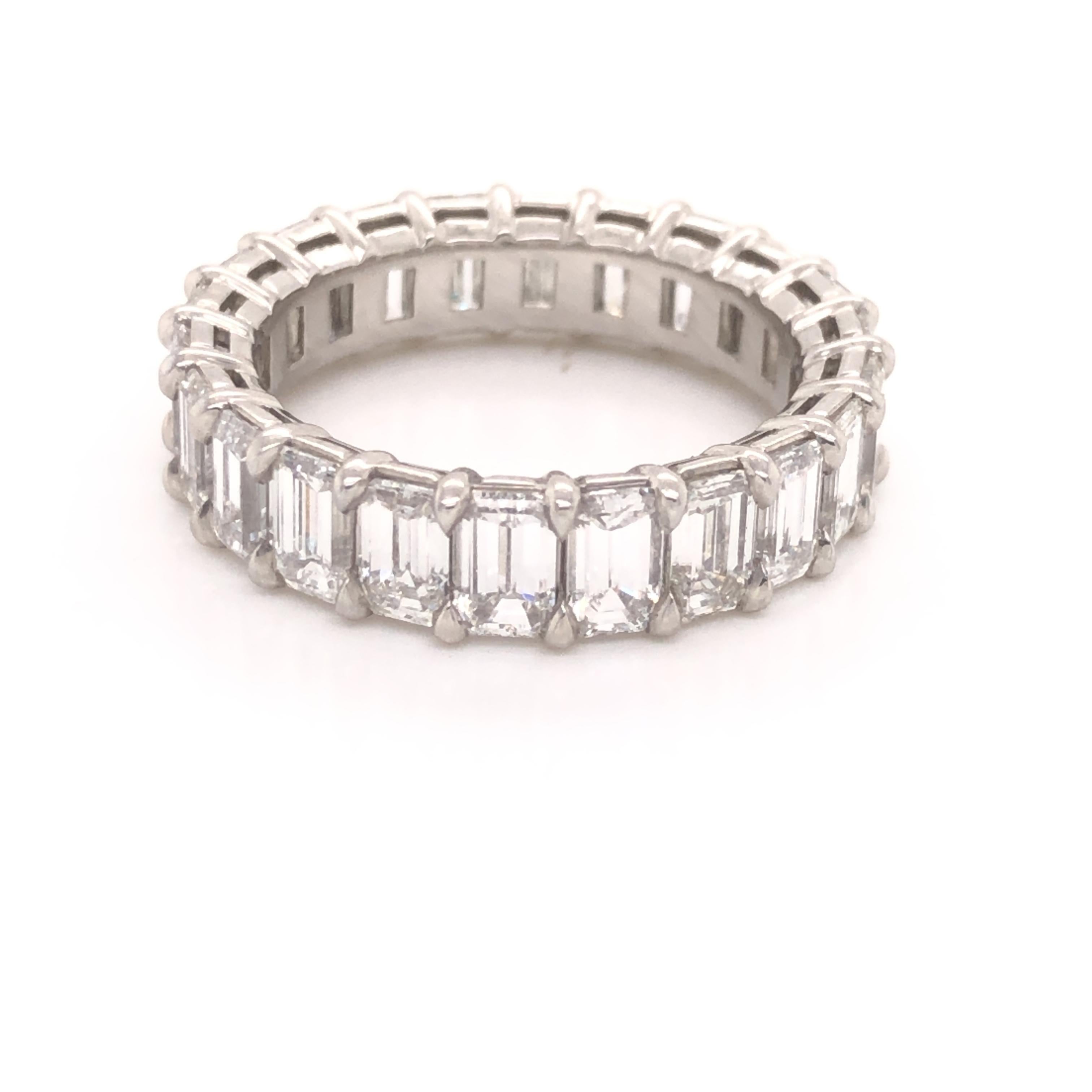 Platin-Diamant-Smaragdschliff-Eternity-Ring 5,40 Karat im Zustand „Neu“ im Angebot in MIAMI, FL