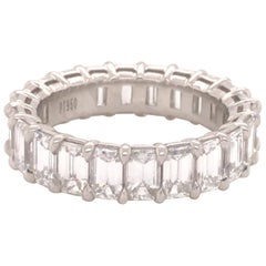 Anillo de eternidad de platino con diamante talla esmeralda 5,40 ct.