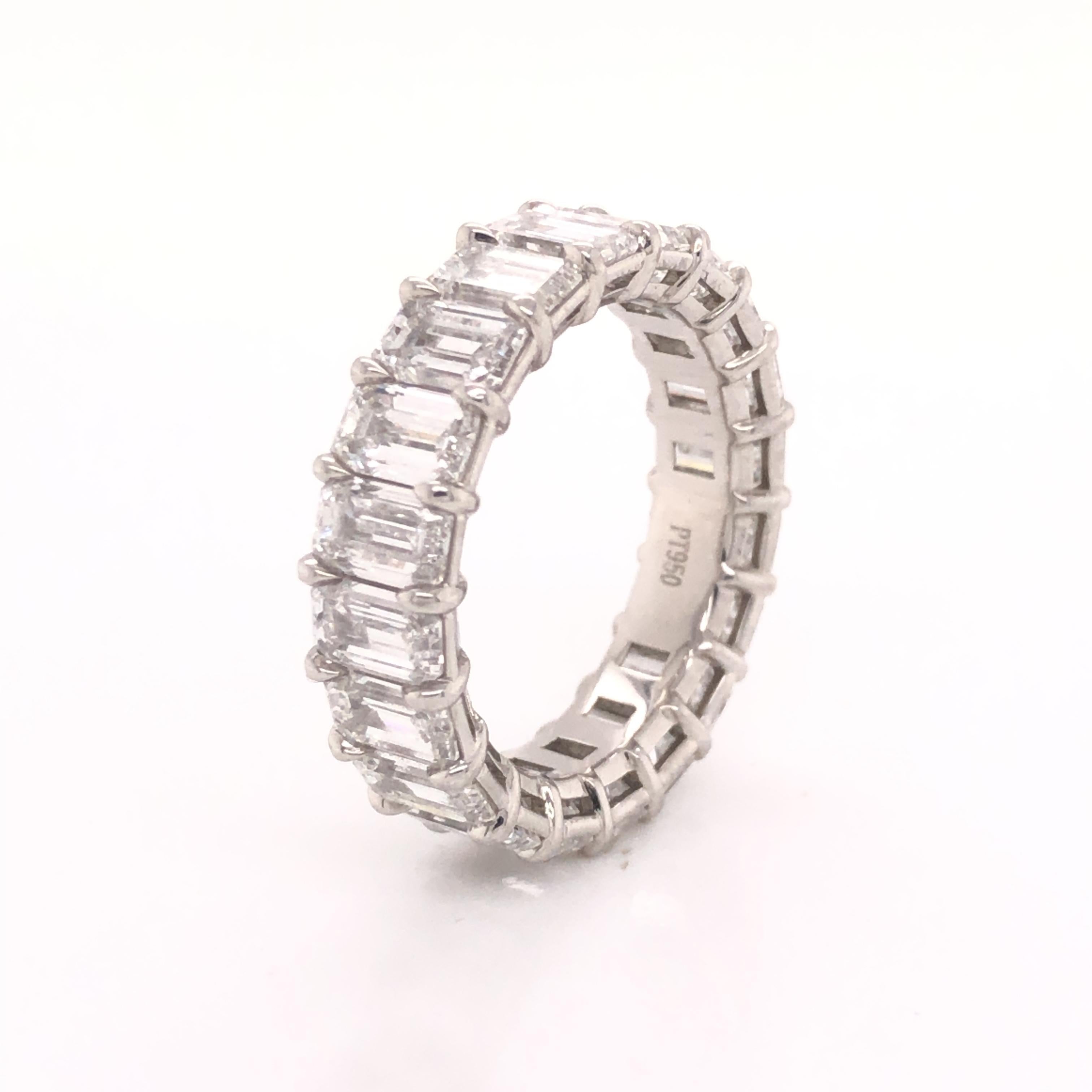 Étonnant anneau d'éternité réalisé en platine. Ce magnifique anneau d'éternité est serti de 20 diamants taille émeraude au total. La bague affiche une valeur de 8,05 tcw. Chaque diamant de cette bague pèse environ 0,40 ct, tous les diamants sont