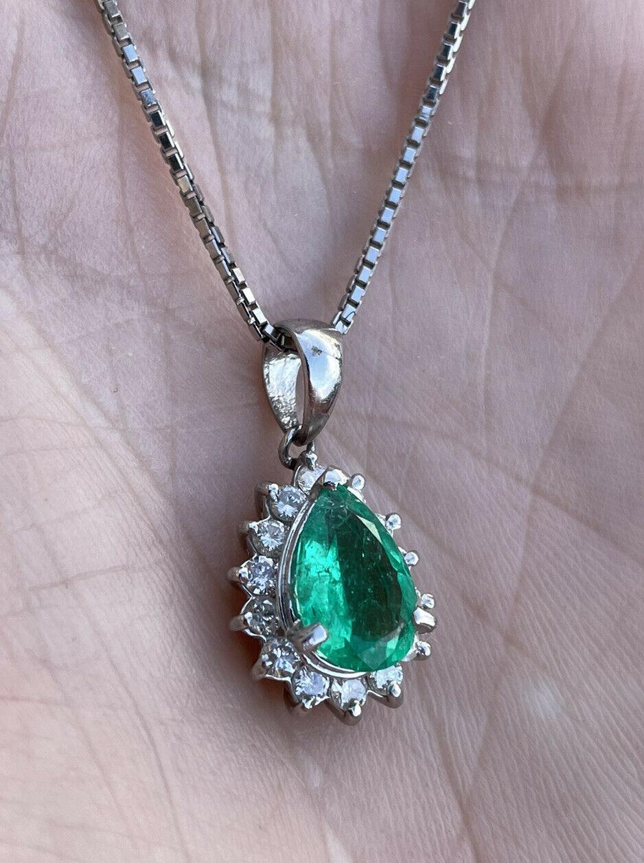 Platin Diamant und Smaragd Anhänger Halskette 1::35 Karat 7g im Zustand „Gut“ in Beverly Hills, CA