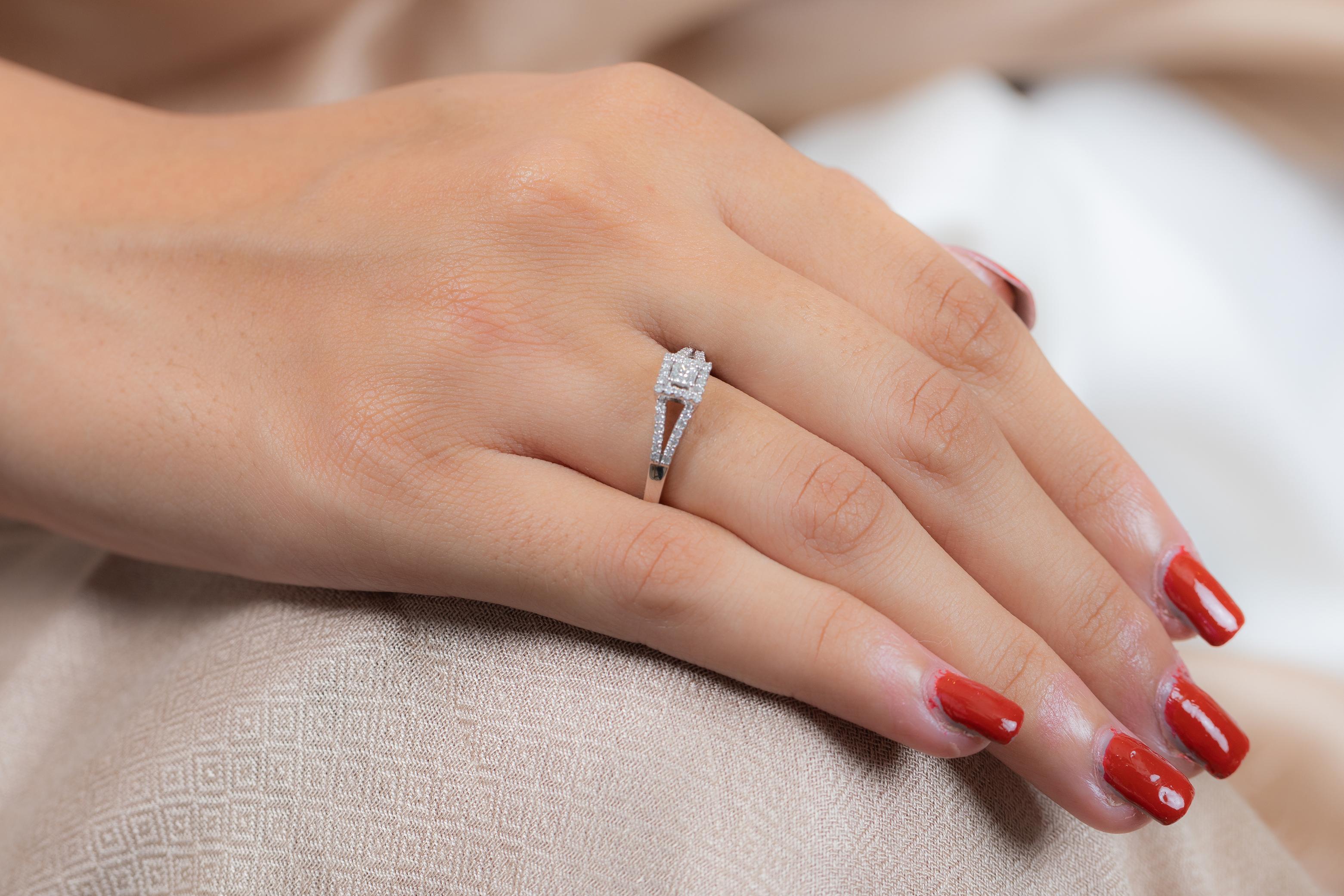 En vente :  Bague de fiançailles en or blanc 18 carats avec diamant certifié 11