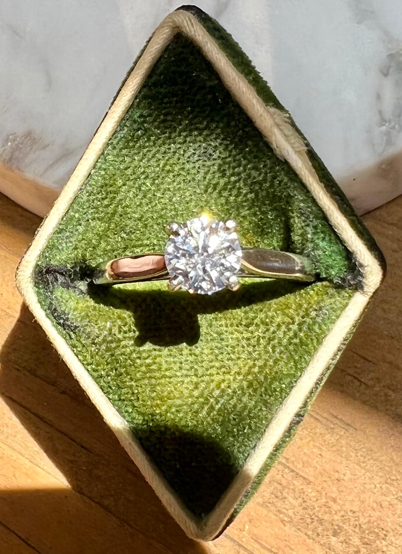 Ein Platin-Diamant-Verlobungsring mit einem runden Diamanten im Brillantschliff, etwa 0,80 Karat Gesamtgewicht mit D Farbe und VS2 Klarheit nach GIA-Bericht Nummer 2136569658. 