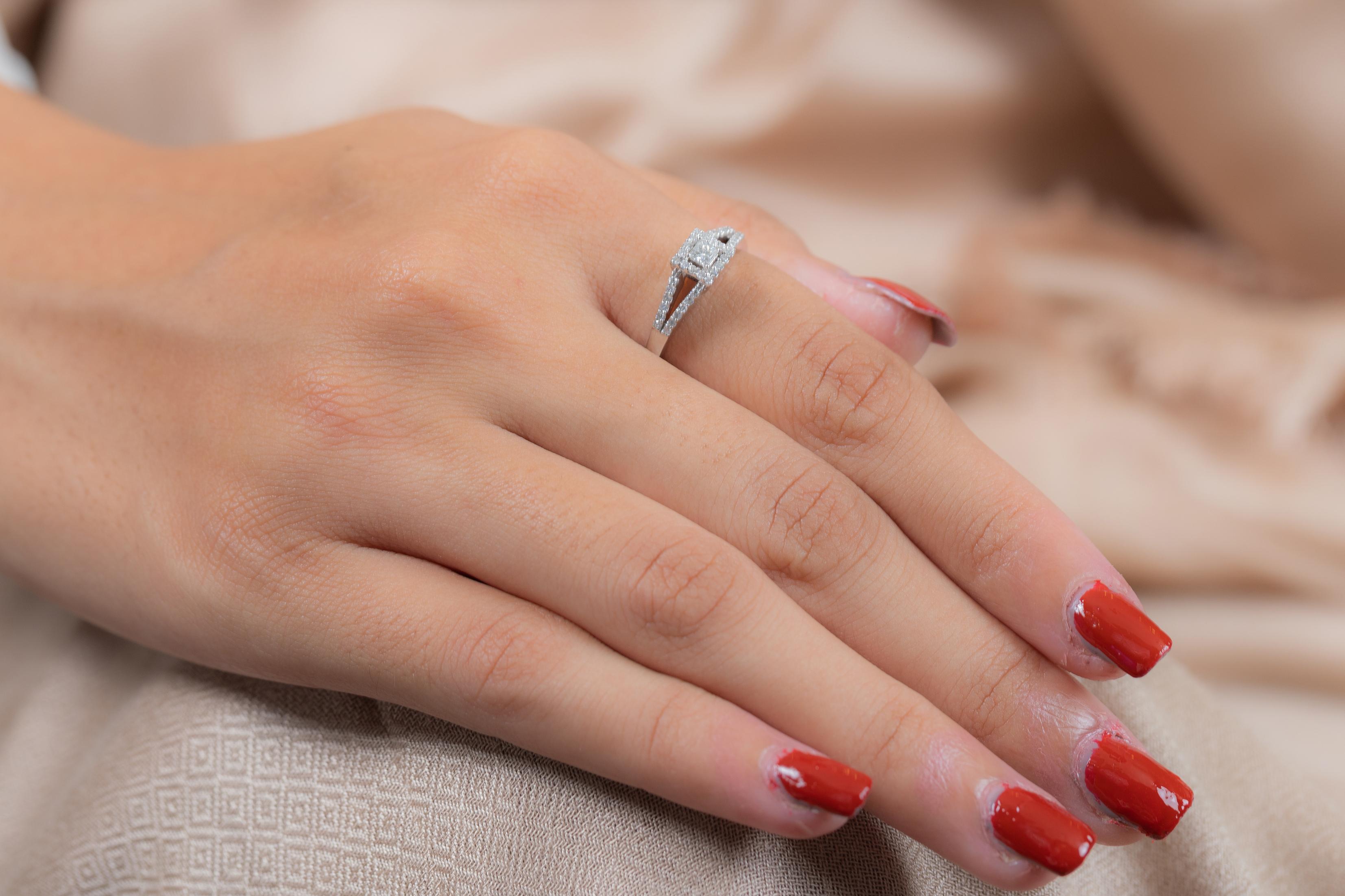 En vente :  Bague de fiançailles en or blanc 18 carats avec diamant certifié 2