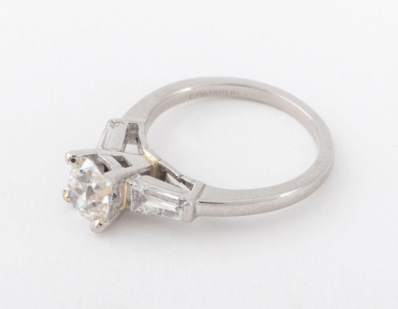 Anello di fidanzamento in platino 900 con diamante di colore D, VVS2, con rapporto GIA, brillantemente lucidato, con un diamante rotondo taglio brillante incastonato al centro, 0,98 carati, purezza, ornato da due diamanti baguette montati sulla