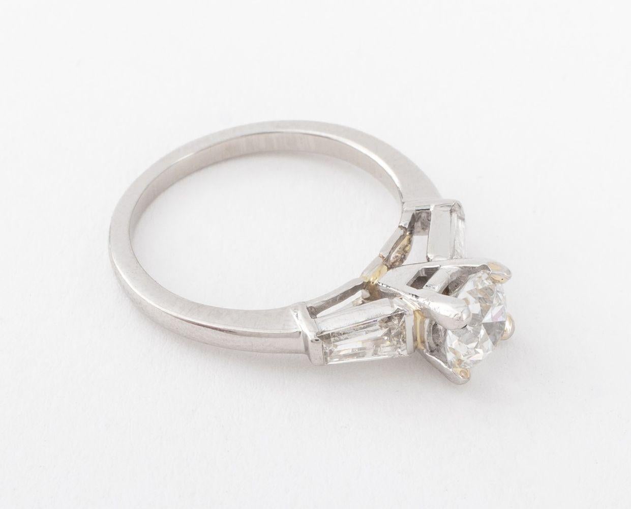 Moderno Anello di fidanzamento con diamante in platino in vendita