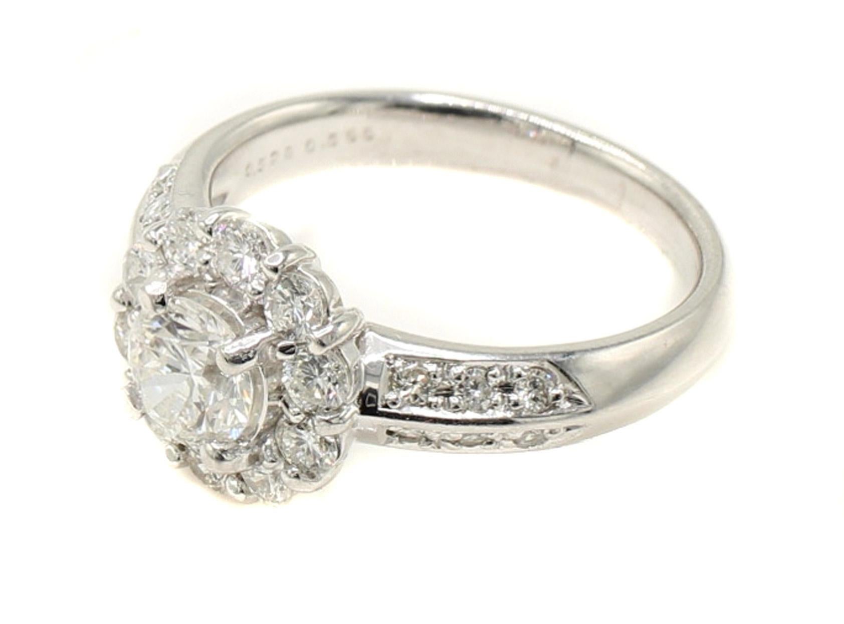 Anillo de compromiso de diamantes en platino en Nuevo estado para la venta en New York, NY