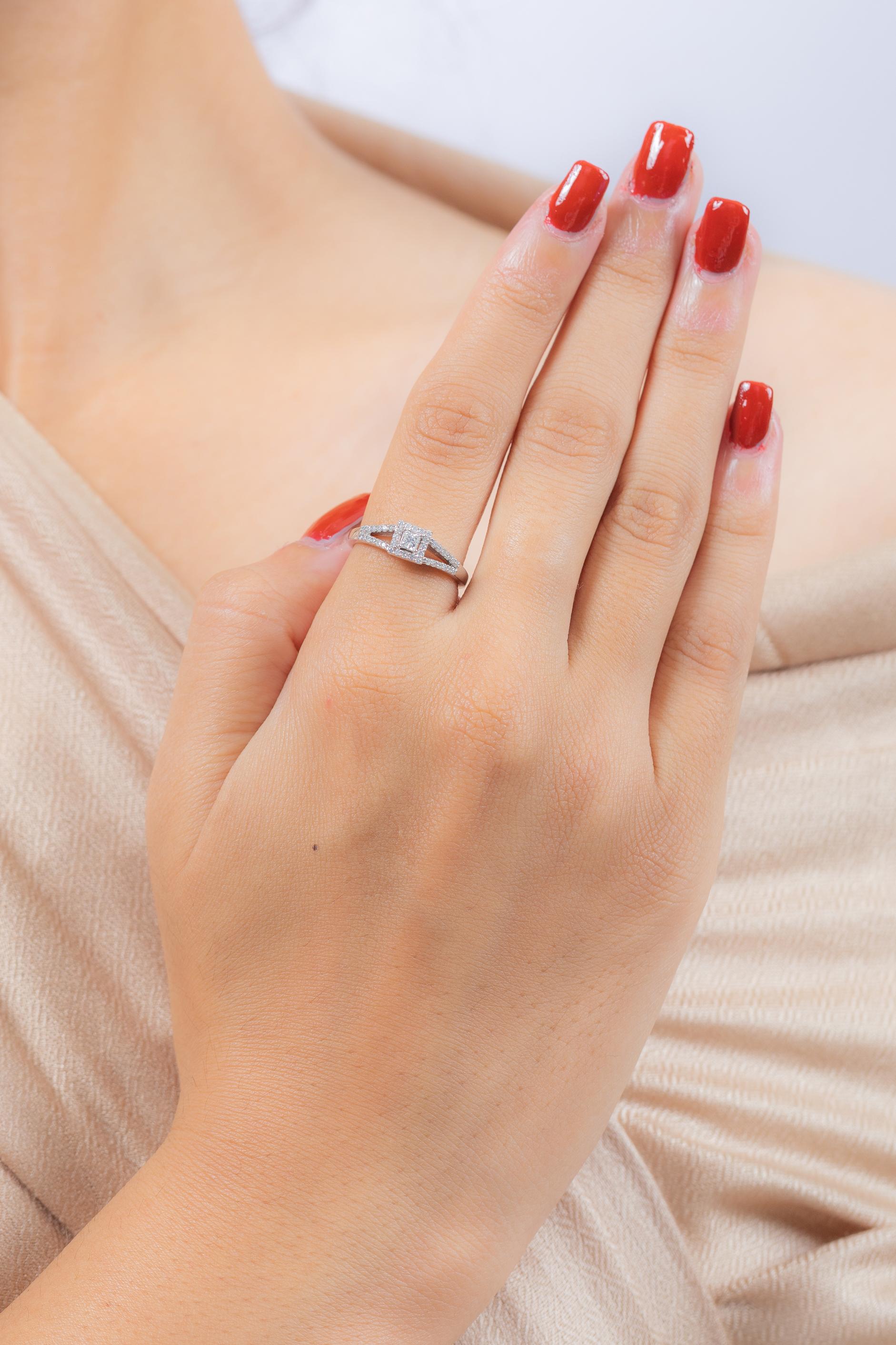 En vente :  Bague de fiançailles en or blanc 18 carats avec diamant certifié 5