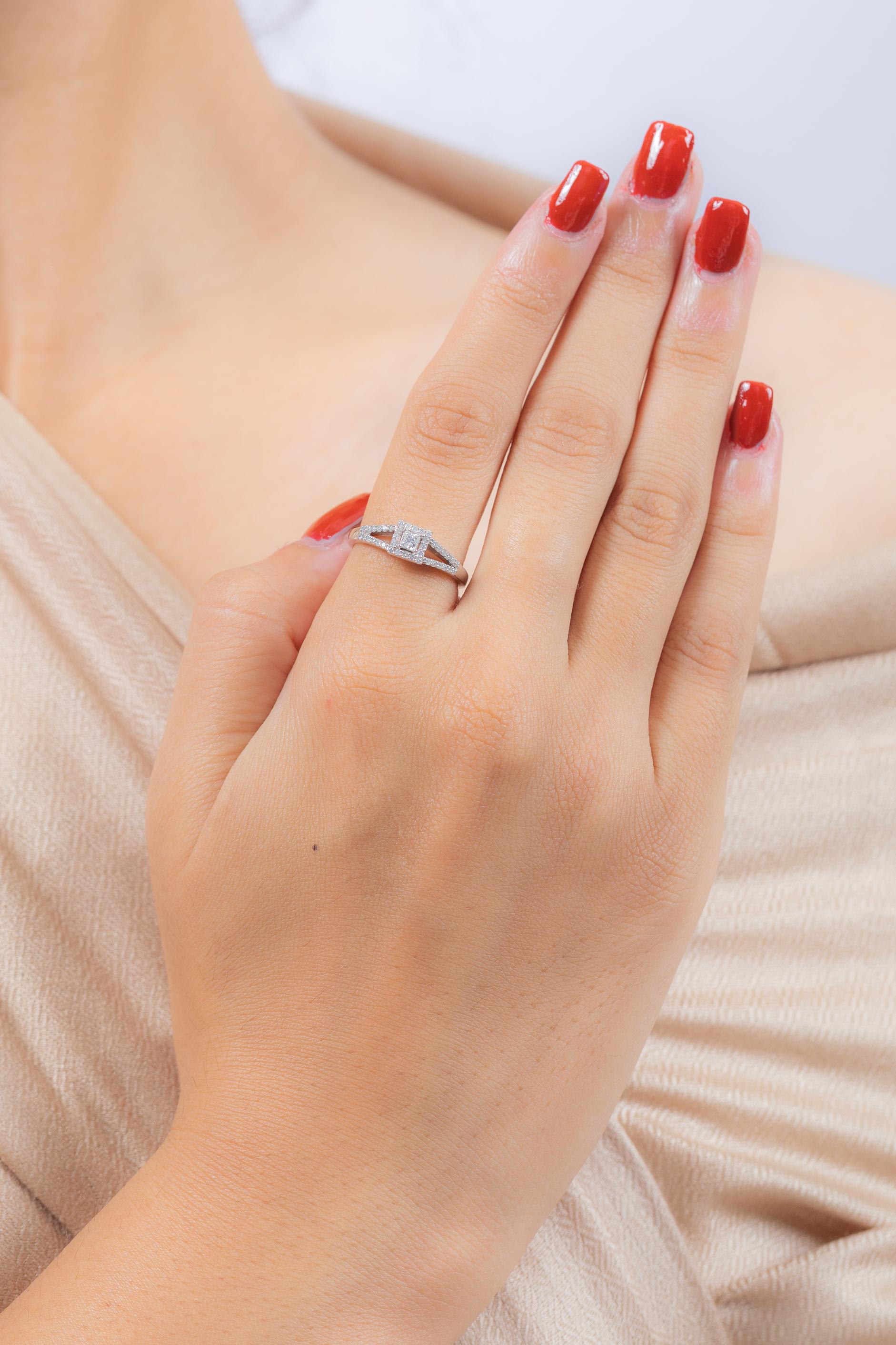 in vendita:  Anello di fidanzamento con diamante certificato in oro bianco 18K 5