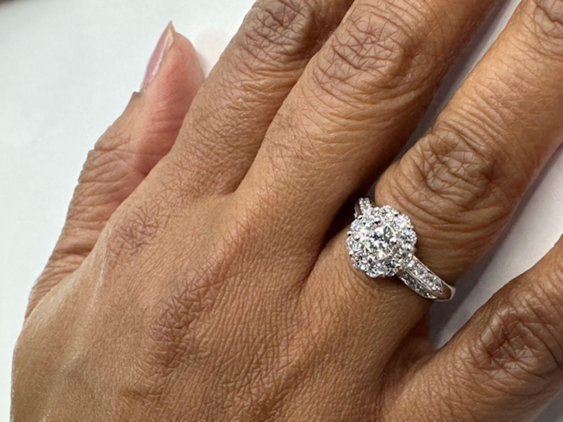 Anillo de compromiso de diamantes en platino en venta 1