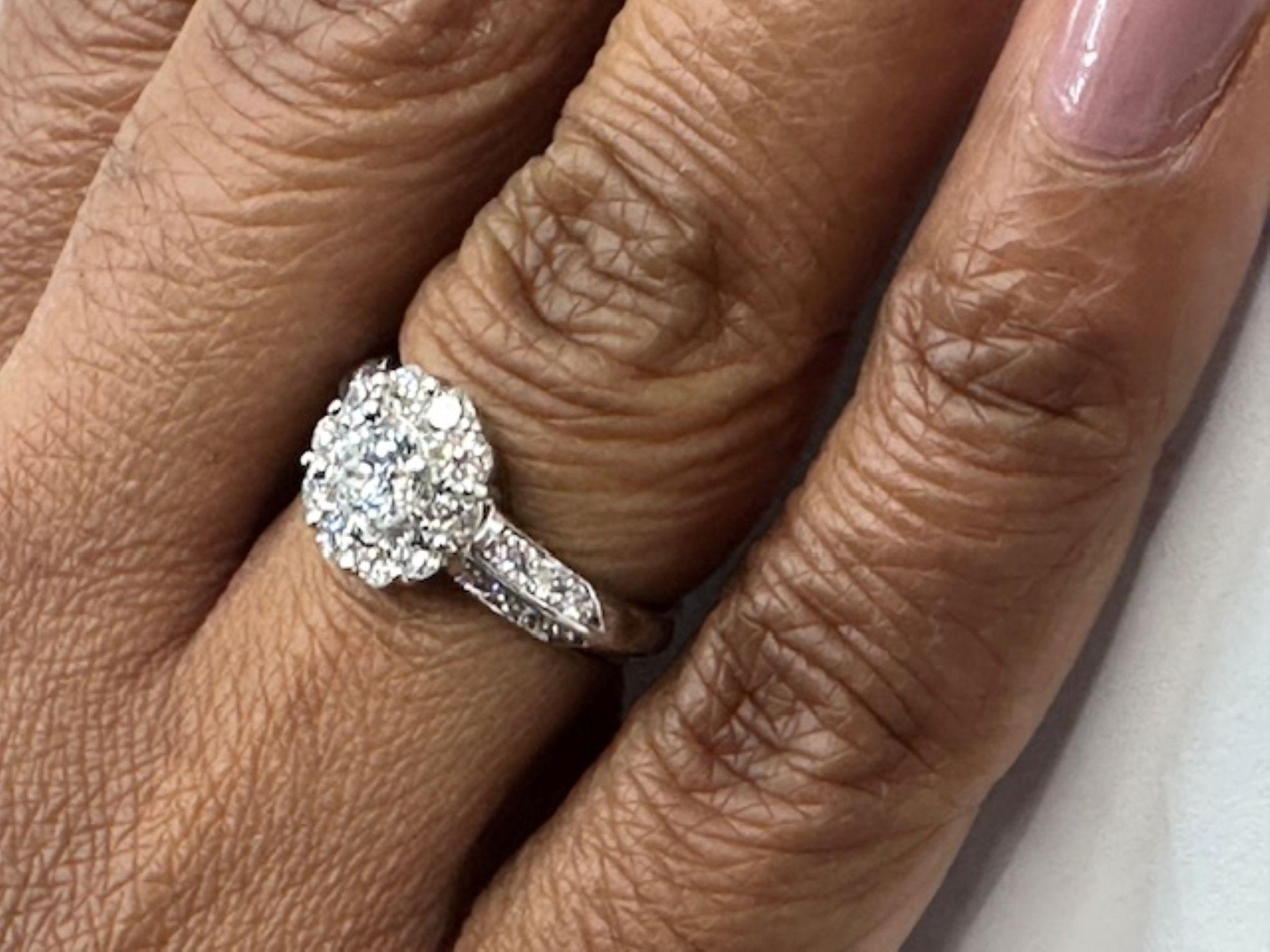 Anillo de compromiso de diamantes en platino en venta 2