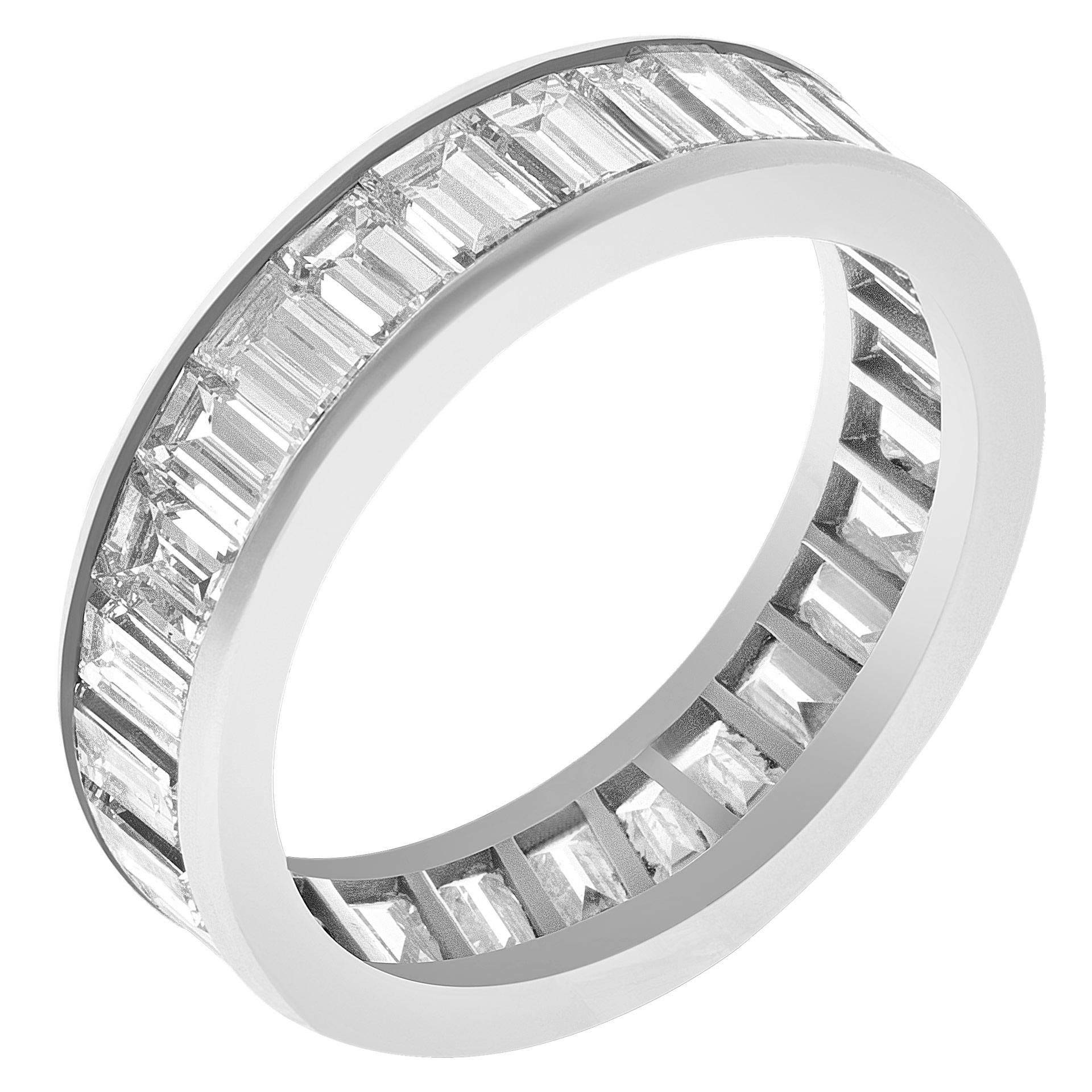 Fascia eternità con diamanti a baguette di colore G-H e purezza VS2-SI1 di circa 5,50 carati, tutti incastonati nel platino. Taglia 9.

