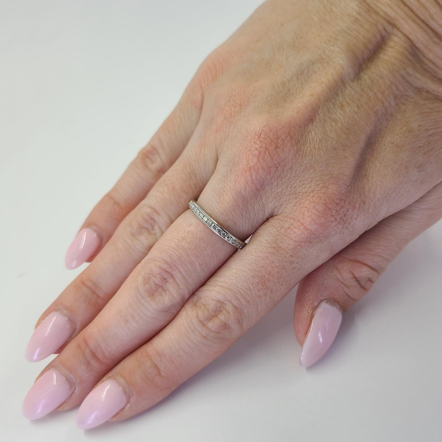 Bracelet éternel en platine serti de 40 diamants ronds de taille brillante de pureté VS et de couleur G totalisant environ 0,40 carats. Taille de doigt 6. Le poids fini est de 2,8 grammes.