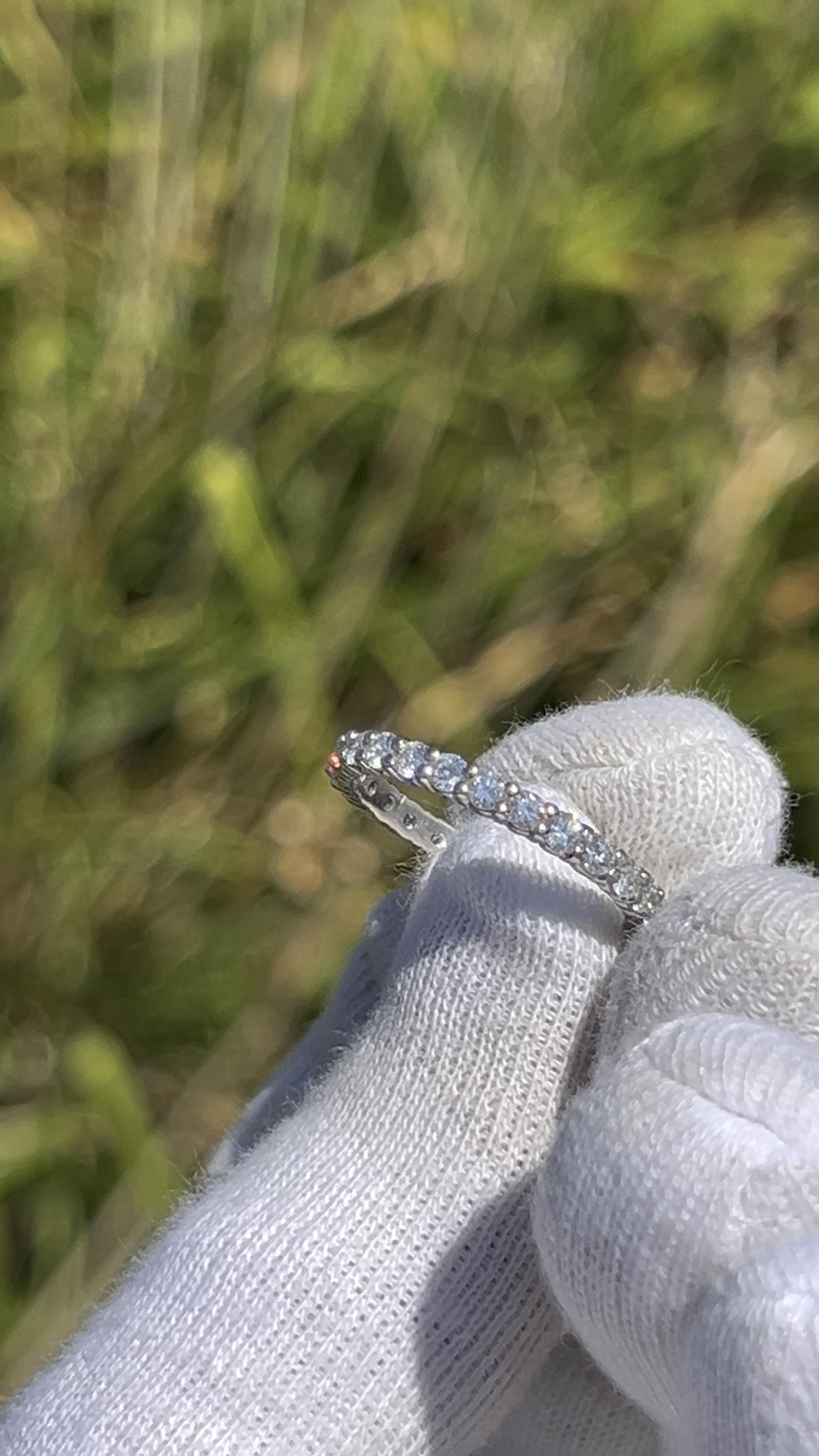 Questa fascia per l'eternità con diamanti e platino è bianca e scintillante! L'anello è realizzato con 26 diamanti totali a taglio rotondo di colore H+I e purezza VS, che permettono a questa fascia di brillare in tutte le condizioni di luce. Questa