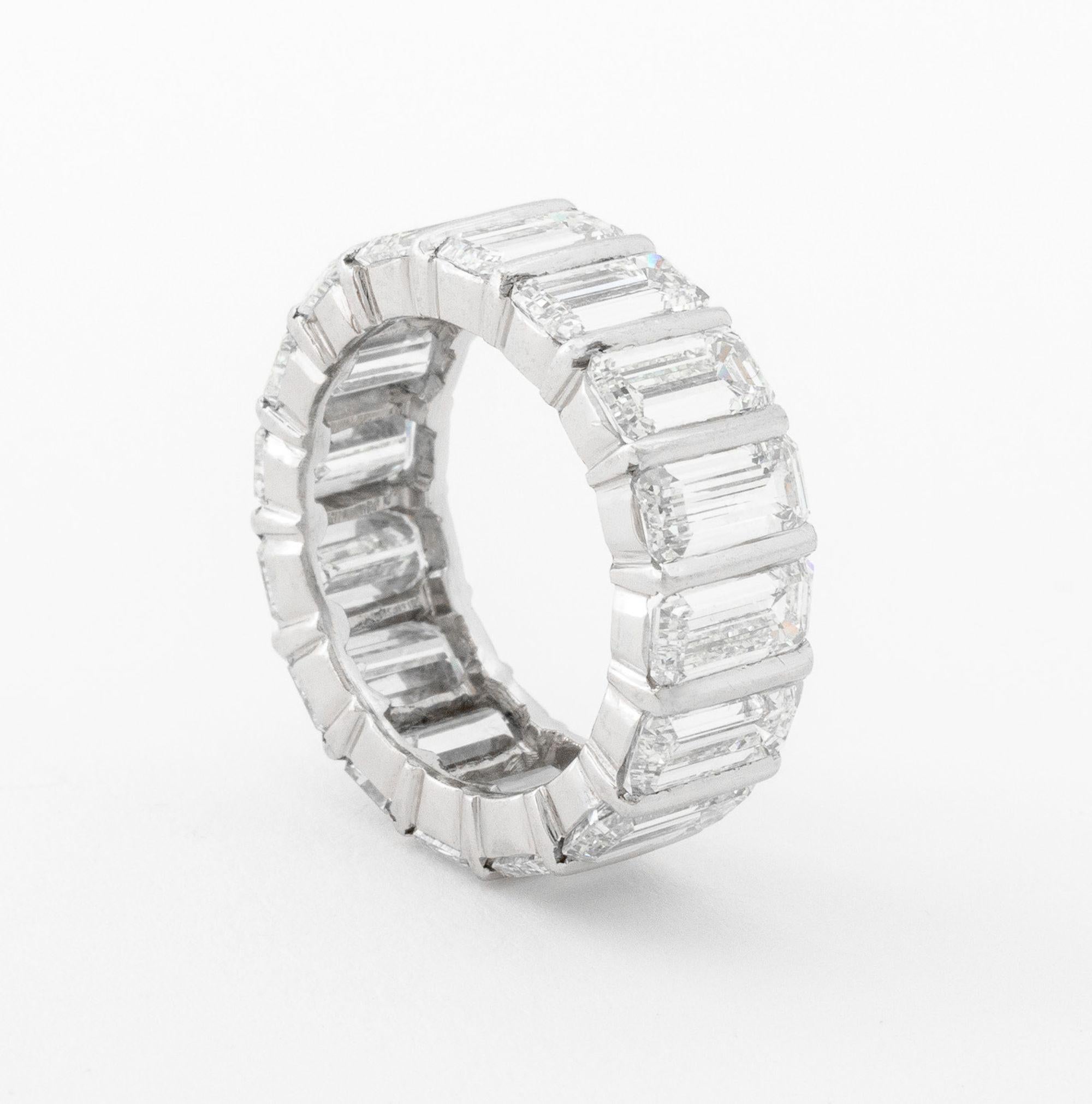 Fedina in platino con diamanti, lucidissima, con sedici diamanti sfaccettati rettangolari incastonati a canale per un peso totale di circa 12,50 carati, colore H+I e purezza VS. Testato al platino. Misura circa 5 3/4, 5,9 dwt. 

Provenienza: Dalla