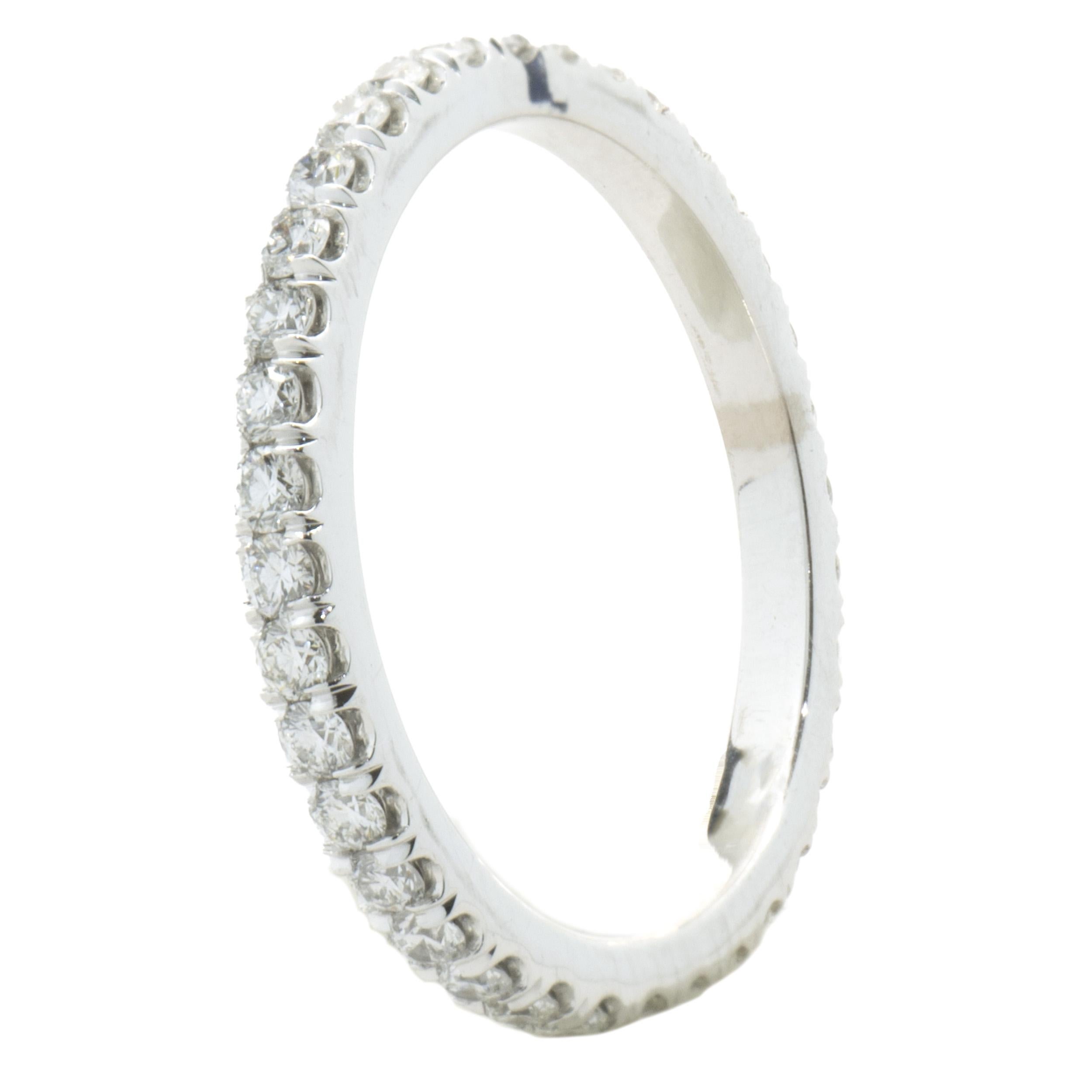 Concepteur : Custom
Matériau : Platine
Diamants : 35 diamants ronds de taille brillant = 0,80cttw
Couleur : F
Clarté : VS1
Taille : 4.5 tailles disponibles 
Dimensions : l'anneau mesure 2 mm de large.
Poids : 1.88 grammes
