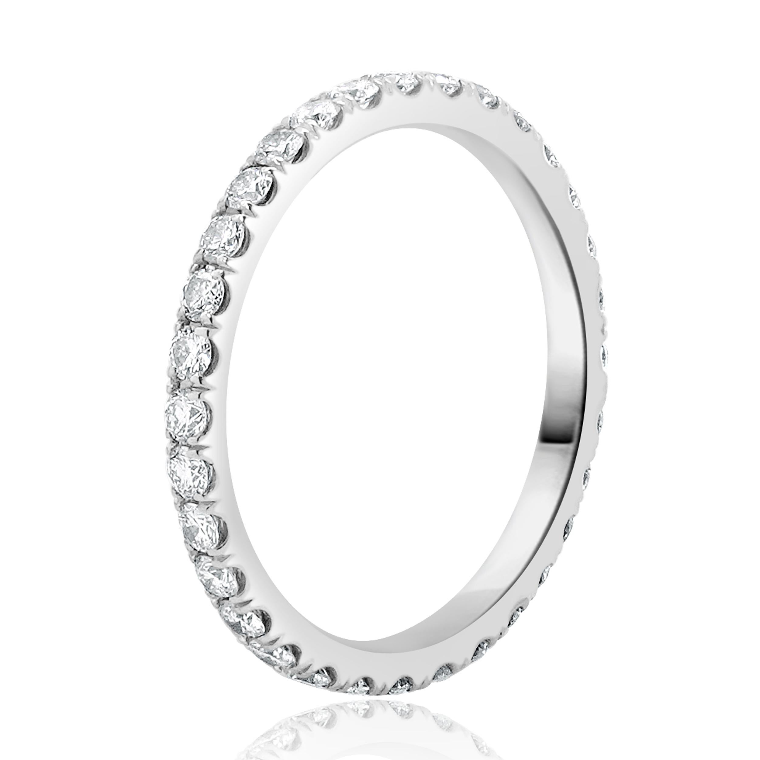Diseñador: custom
Material: platino
Diamante: 32 brillantes redondos = 0,64ctw
Color: H
Claridad: SI1
Tamaño del anillo: 5.5 (prevea dos días de envío adicionales para las solicitudes de tamaño)
Peso: 2.09 gramos
