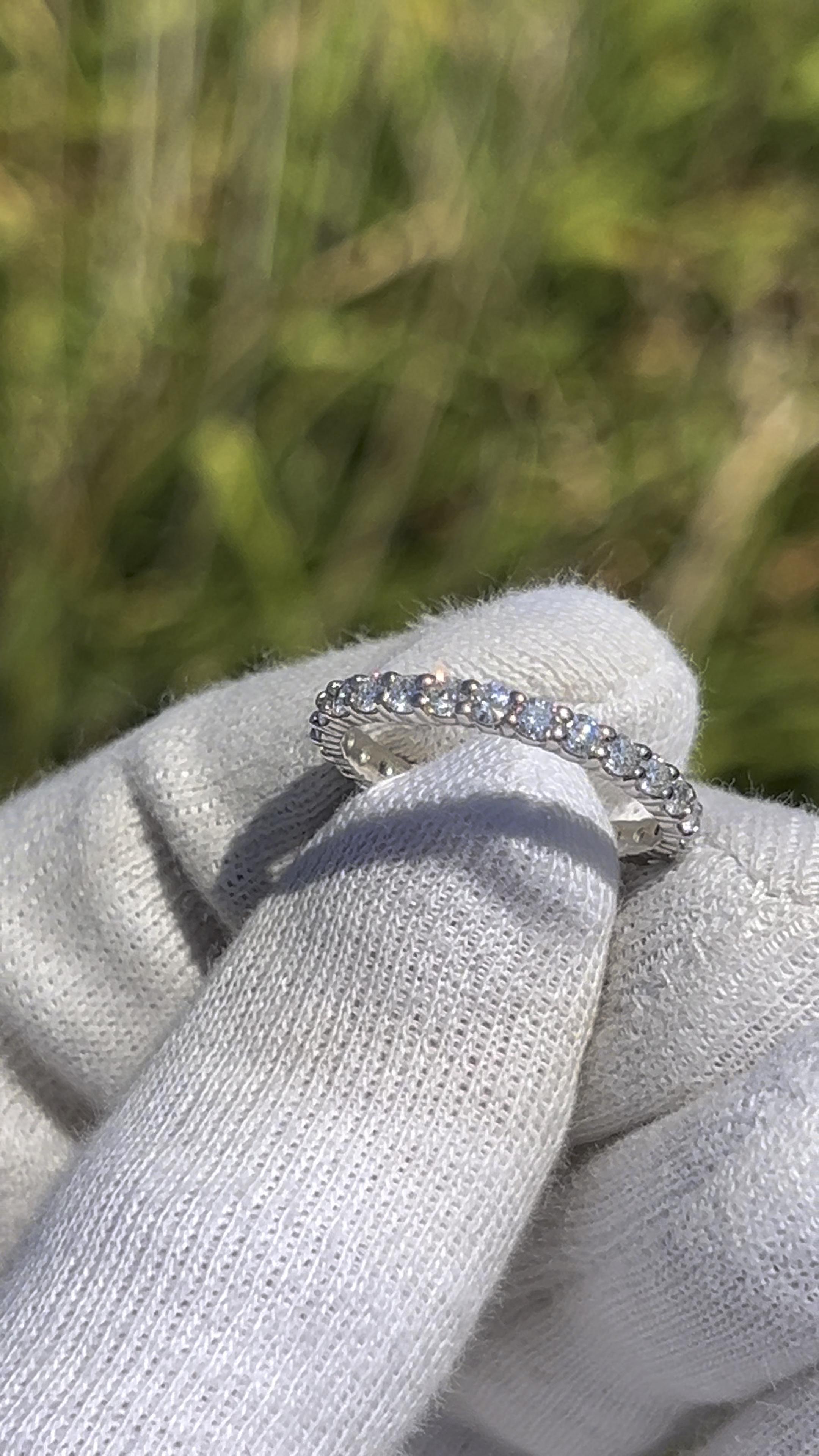 Contemporaneo Fascia di diamanti in platino per l'eternità in vendita