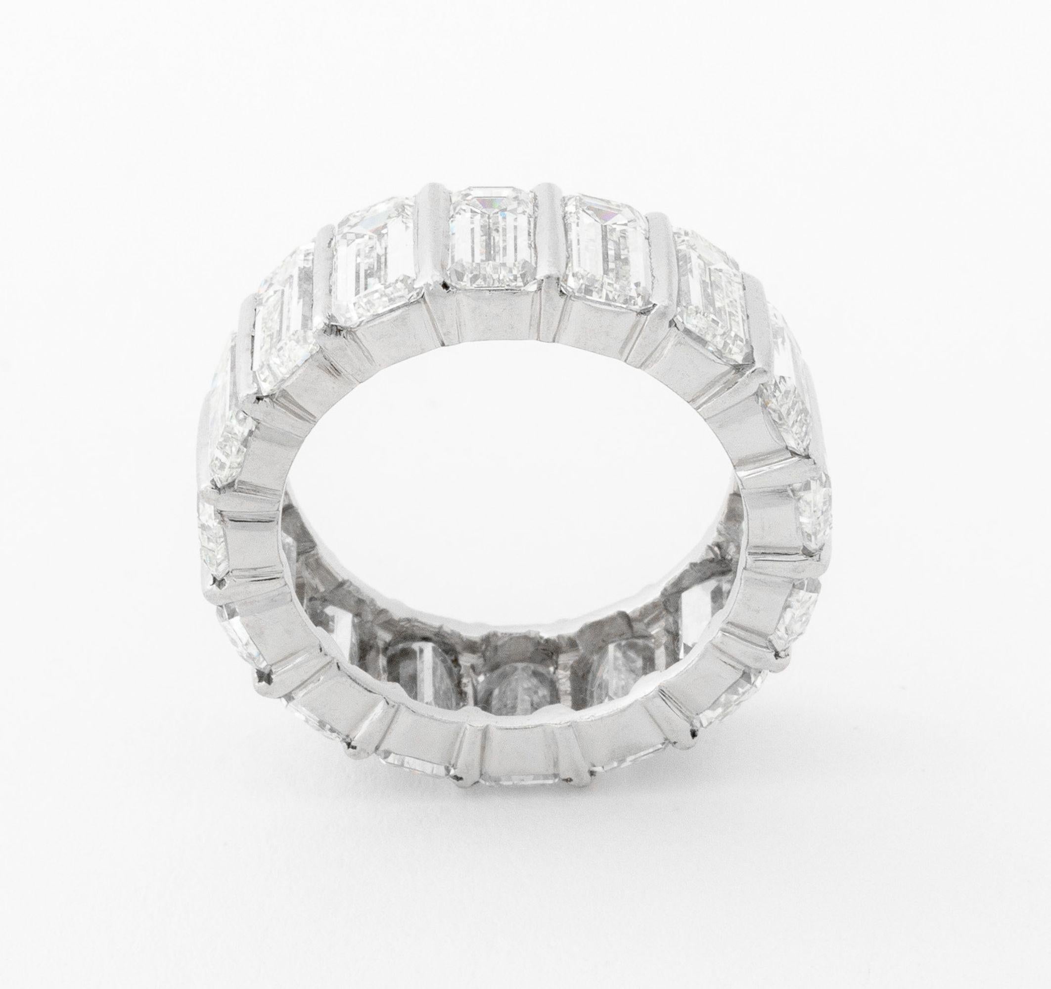 Contemporaneo Fascia di diamanti in platino per l'eternità in vendita