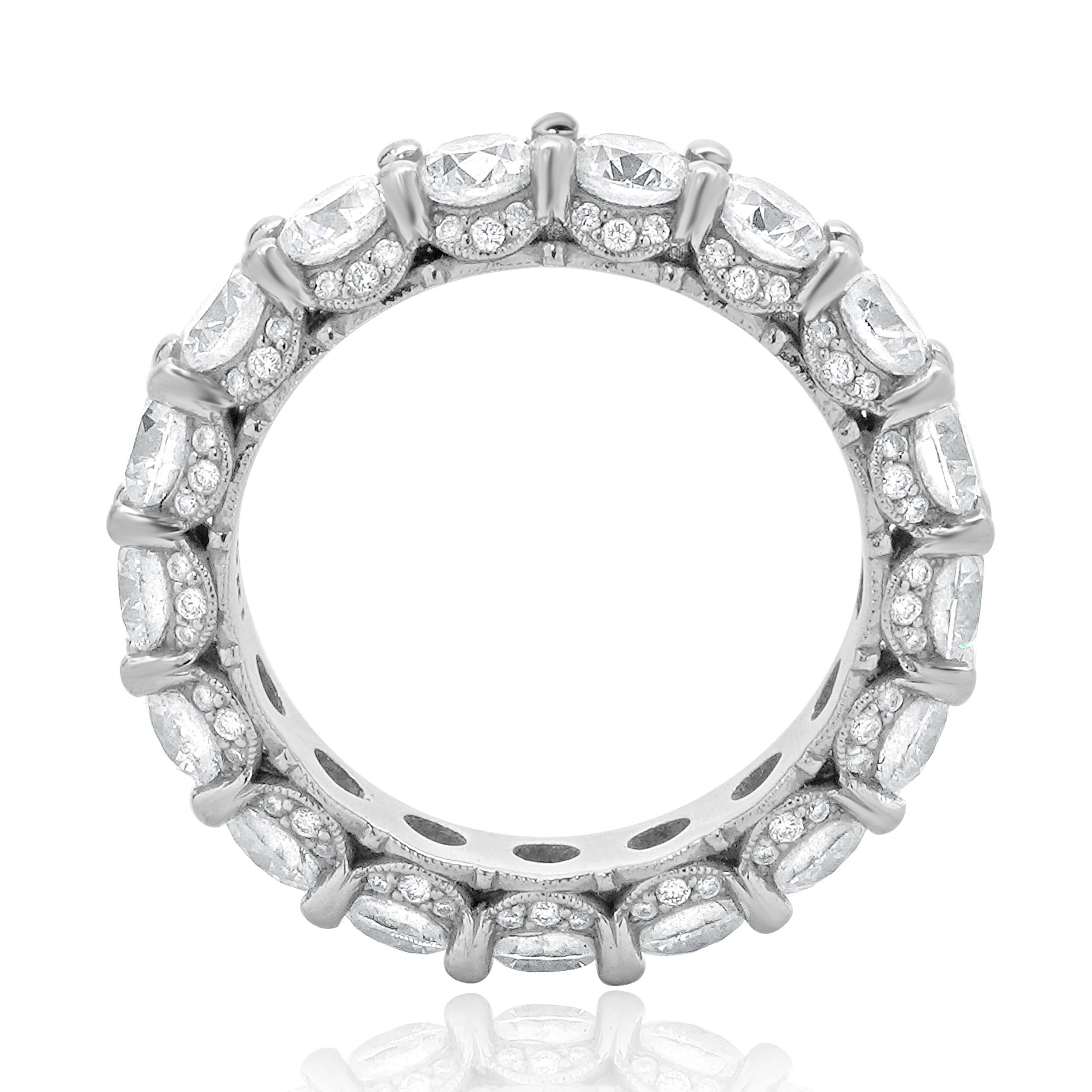 Taglio rotondo Fascia di diamanti in platino per l'eternità in vendita