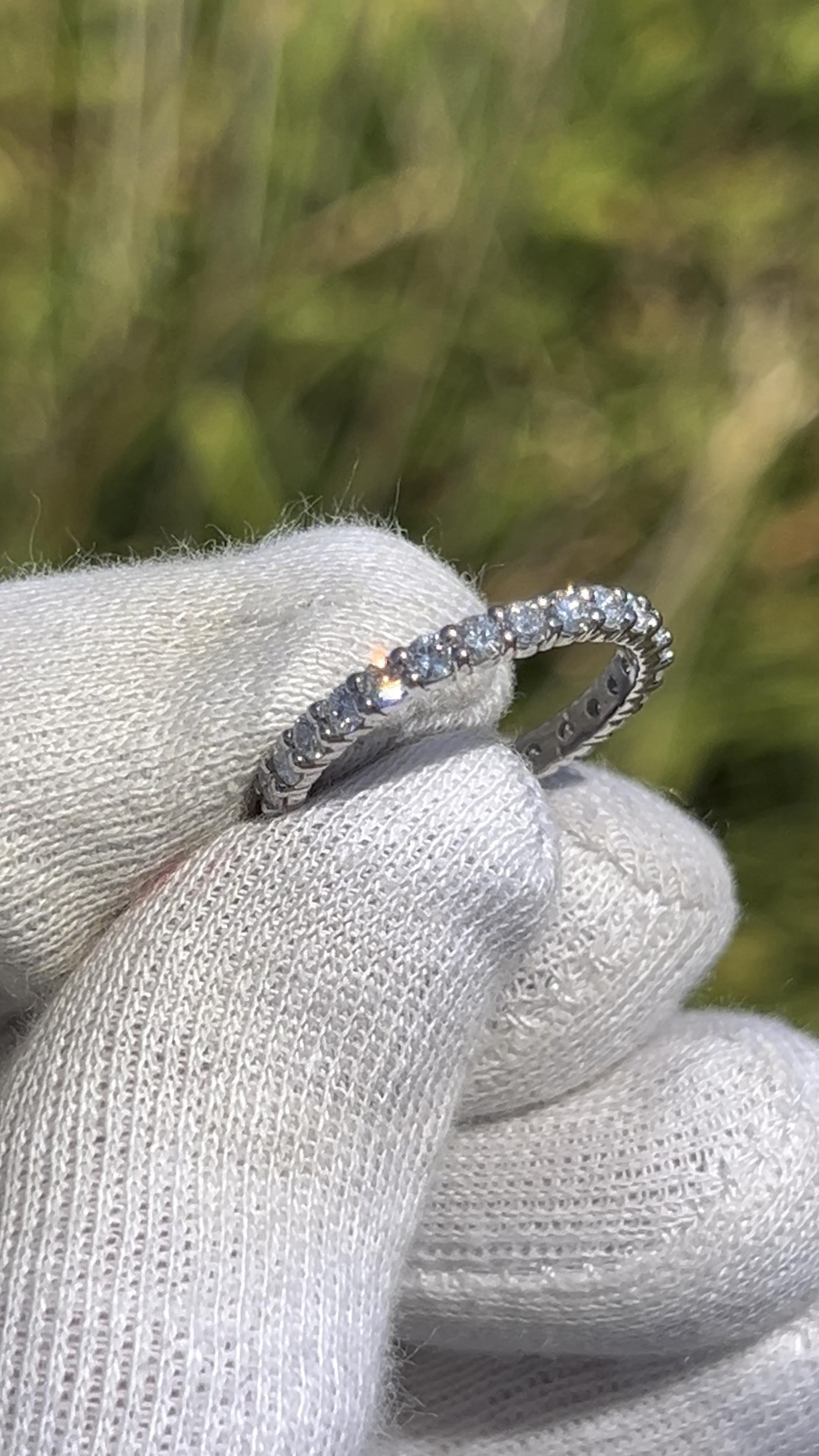 Taglio rotondo Fascia di diamanti in platino per l'eternità in vendita