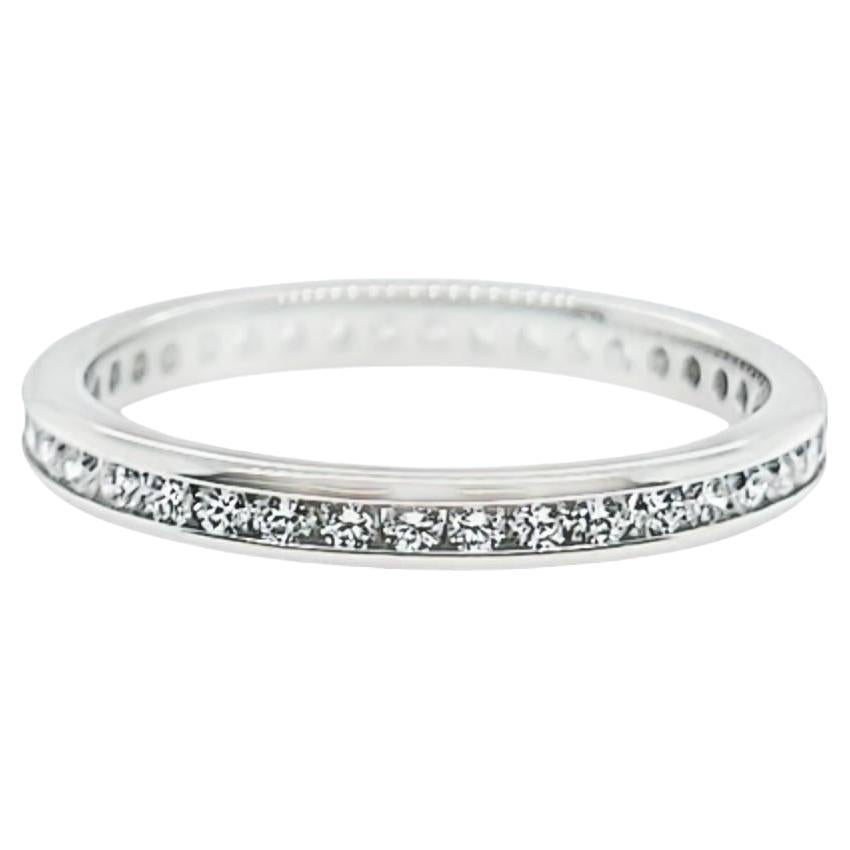 Eternity-Ring aus Platin mit Diamant